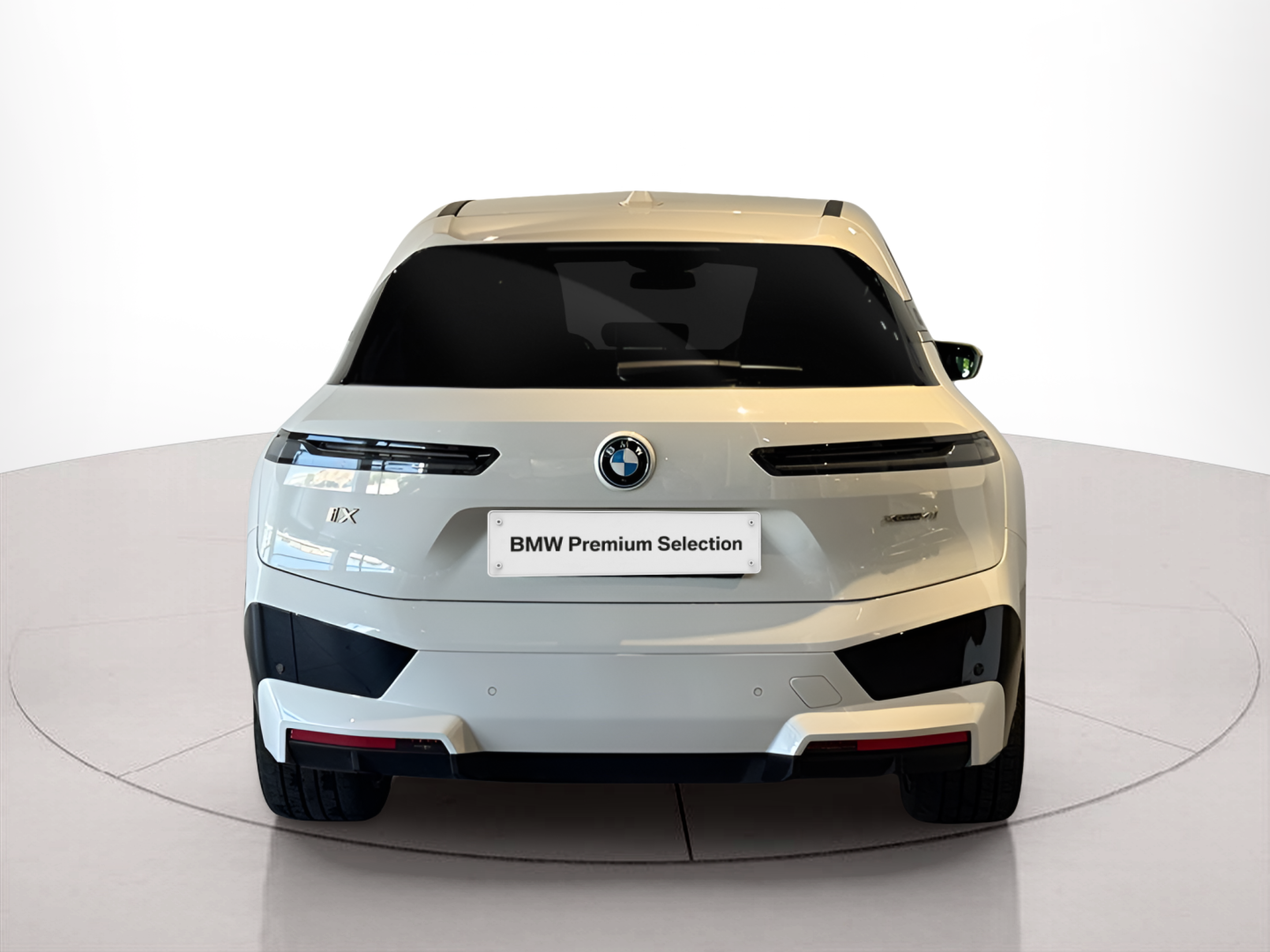 BMW iX xDrive40 color Blanco. Año 2022. 240KW(326CV). Elétrico. En concesionario BMcar Braga de Braga