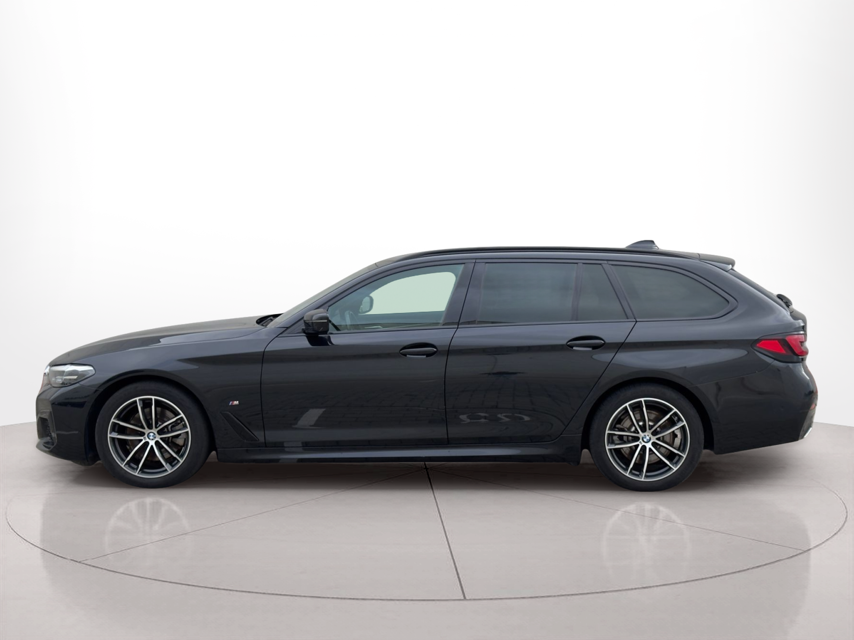 Fotos de BMW Série 5 520d Touring color Negro. Año 2023. 140KW(190CV). Diesel. En concesionario BMcar Viana do Castelo de Viana do Castelo