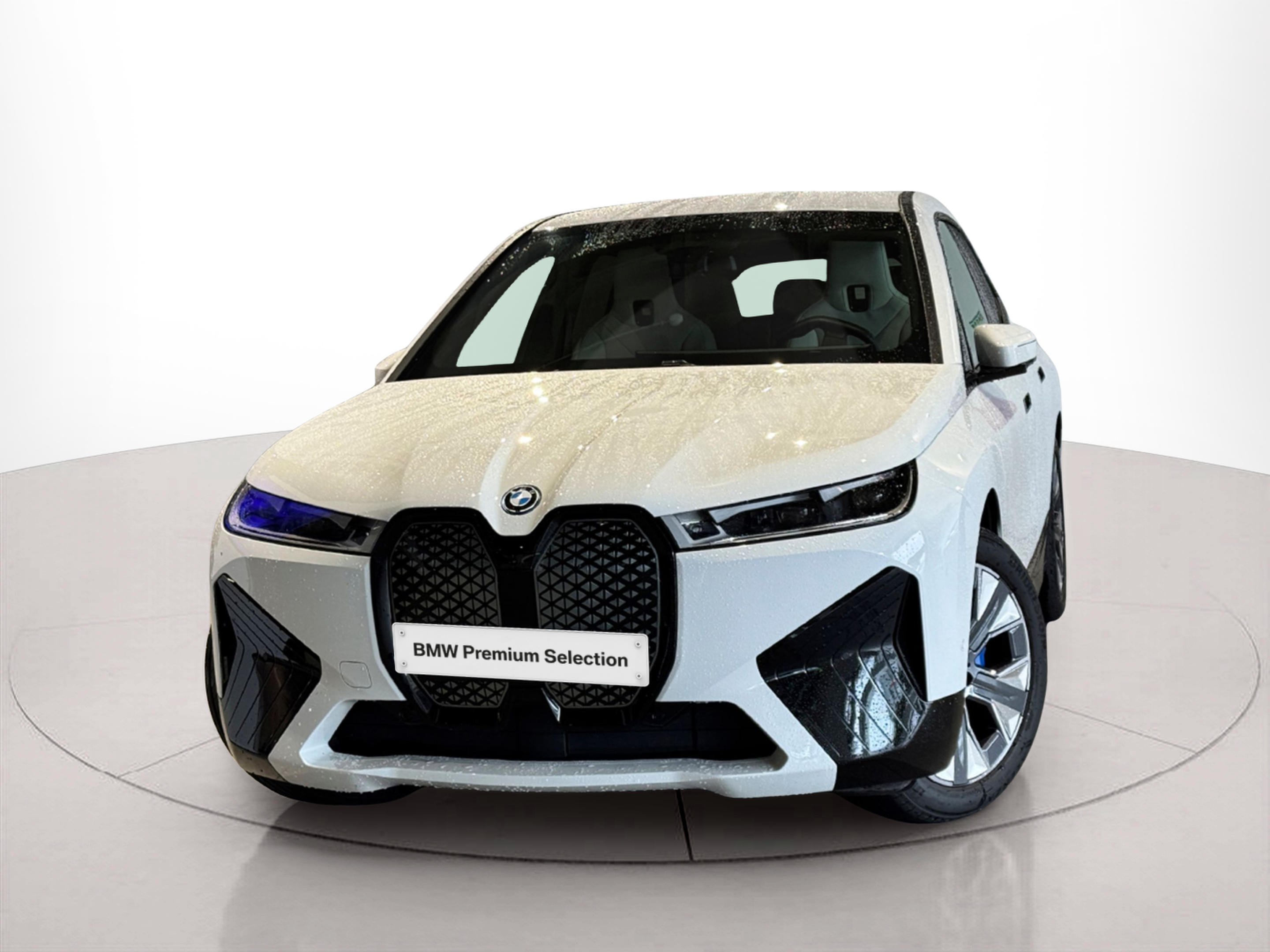 Fotos de BMW iX xDrive40 color Blanco. Año 2024. 240KW(326CV). Elétrico. En concesionario BMcar Braga de Braga