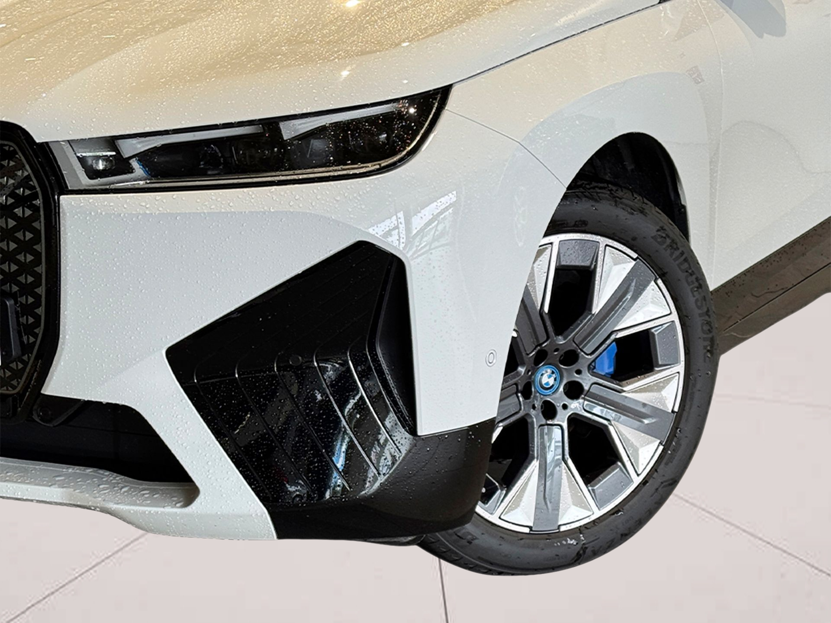 BMW iX xDrive40 color Blanco. Año 2024. 240KW(326CV). Elétrico. En concesionario BMcar Braga de Braga