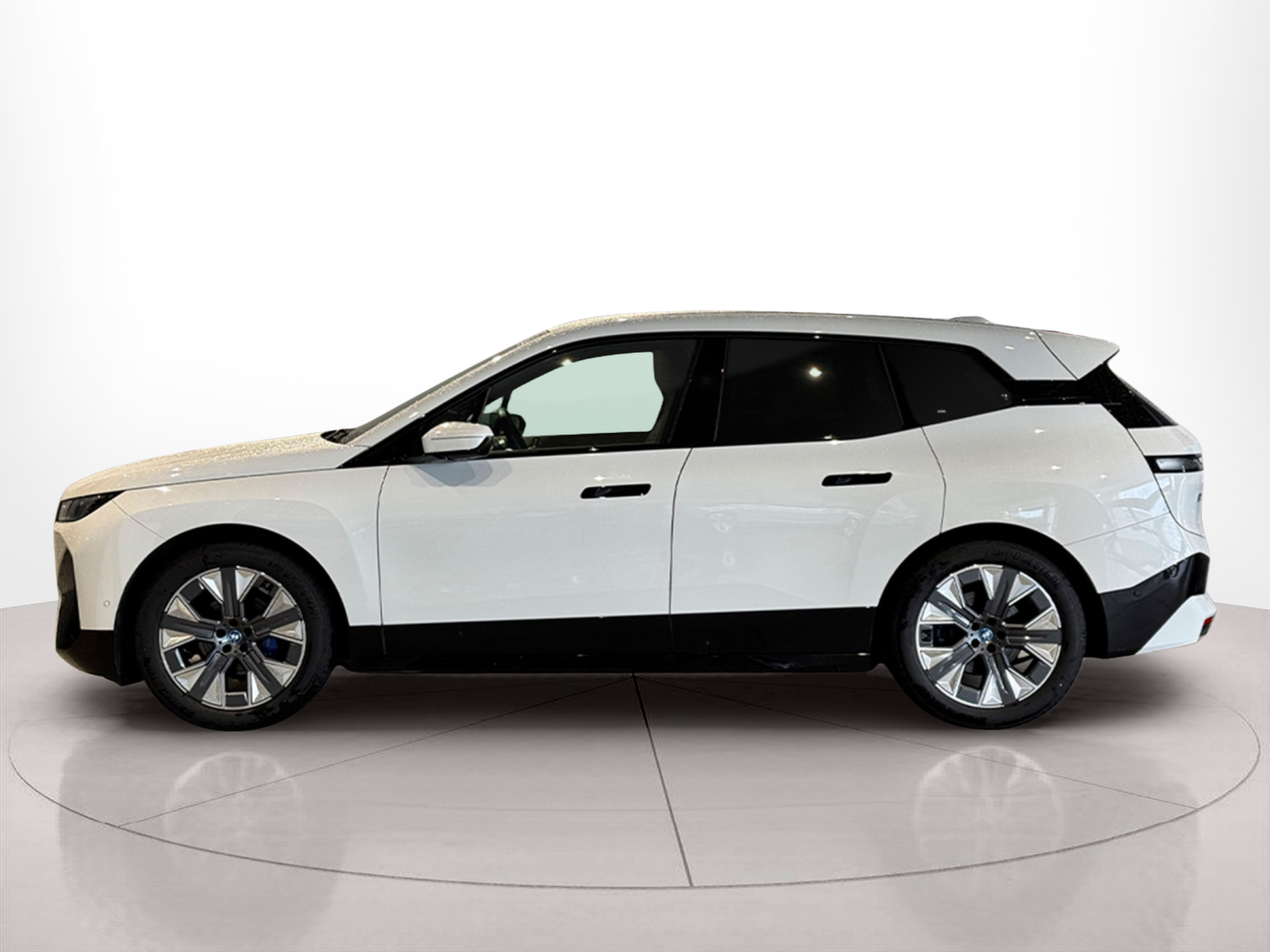 Fotos de BMW iX xDrive40 color Blanco. Año 2024. 240KW(326CV). Elétrico. En concesionario BMcar Braga de Braga