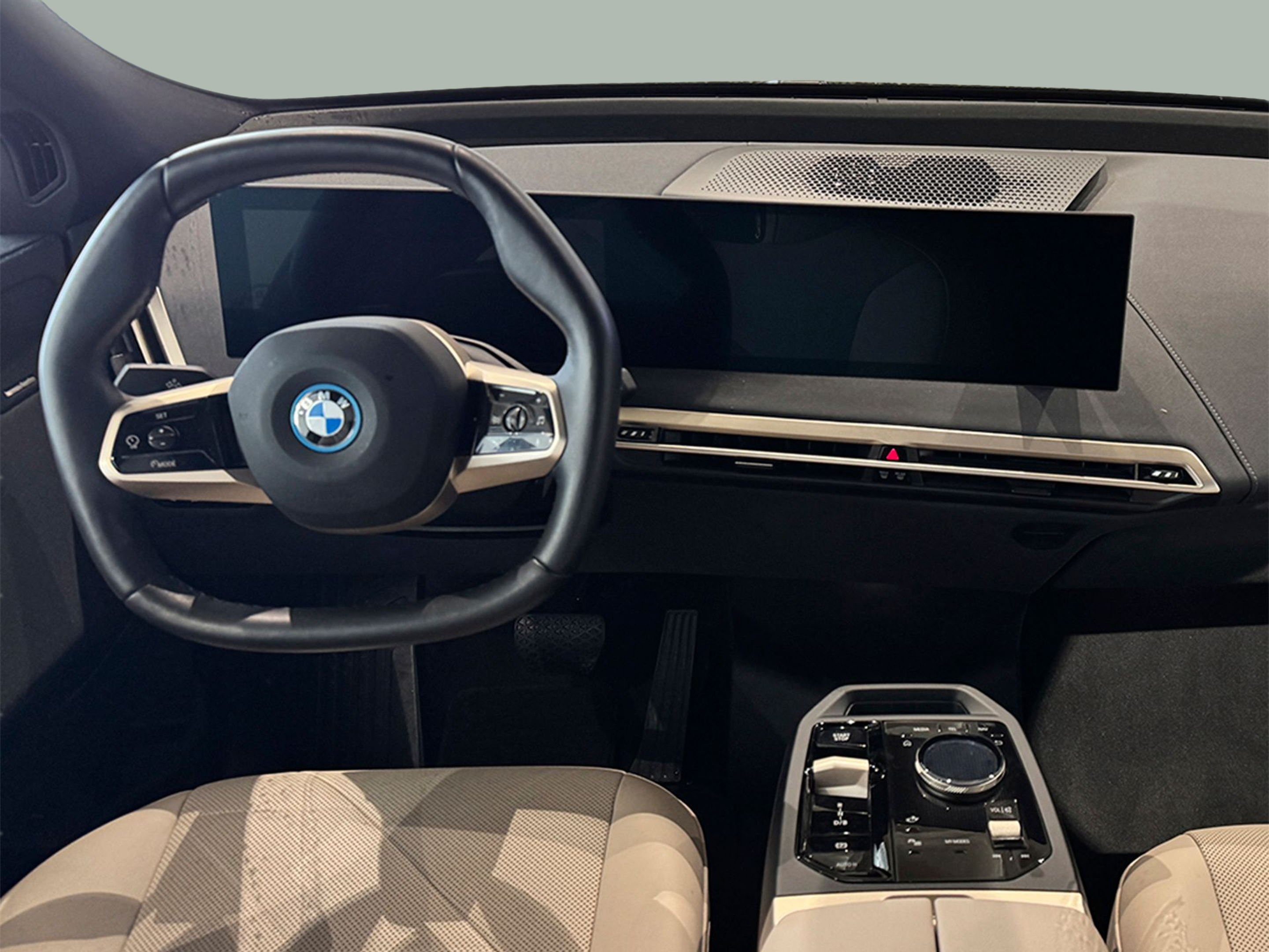 BMW iX xDrive40 color Blanco. Año 2024. 240KW(326CV). Elétrico. En concesionario BMcar Braga de Braga