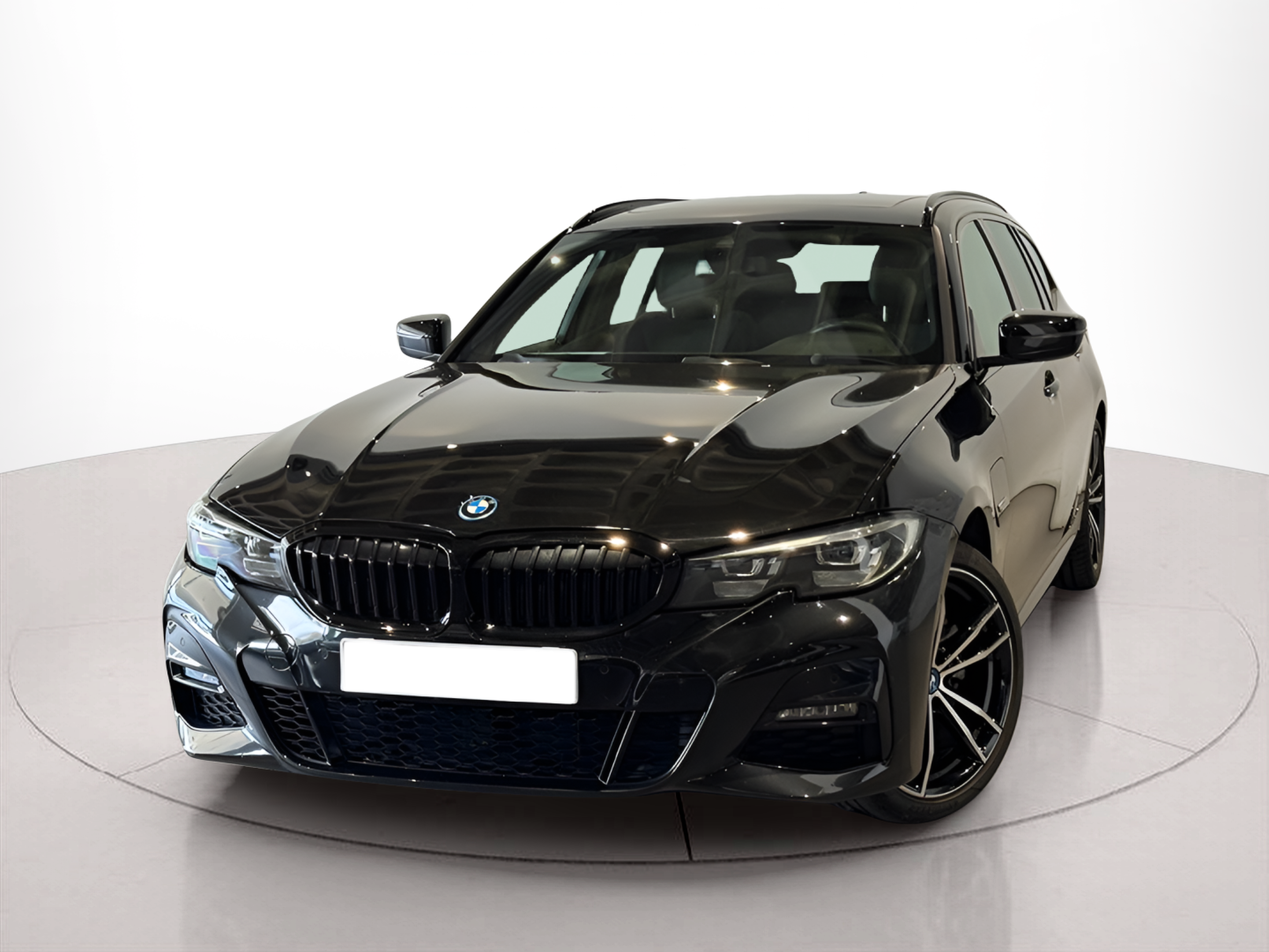 Fotos de BMW Série 3 320e Touring color Negro. Año 2022. 150KW(204CV). Elétrico / Gasolina Híbrido. En concesionario BMcar Braga de Braga