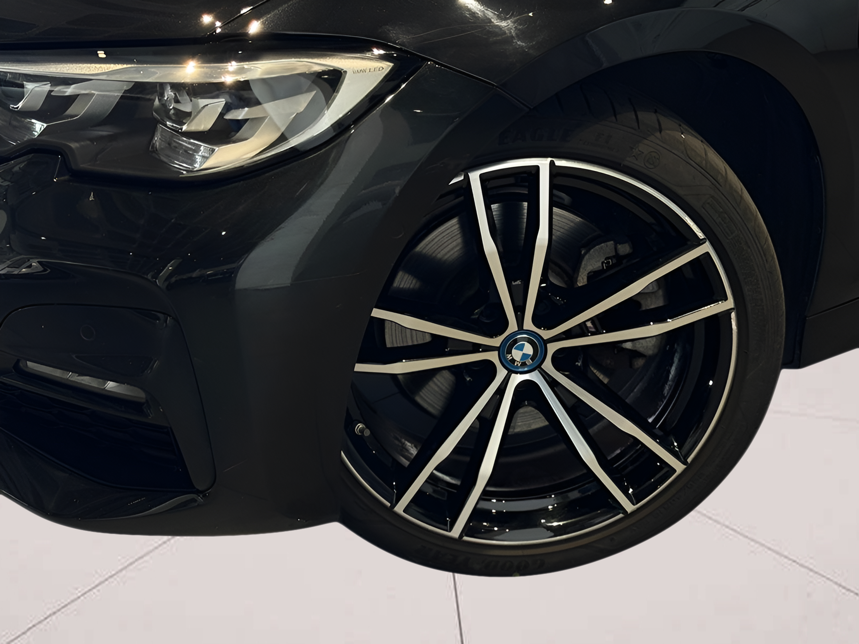 BMW Série 3 320e Touring color Negro. Año 2022. 150KW(204CV). Elétrico / Gasolina Híbrido. En concesionario BMcar Braga de Braga