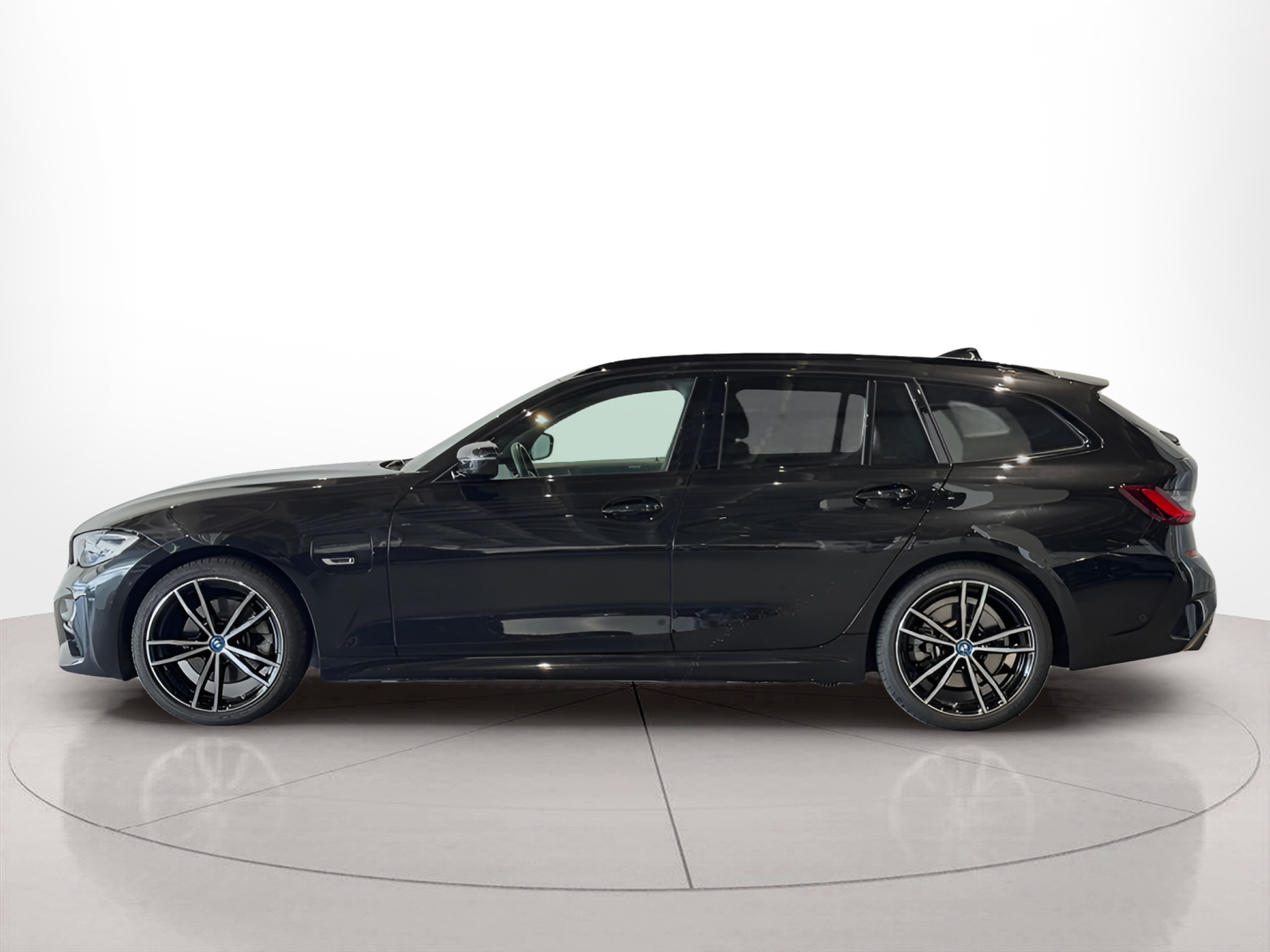 Fotos de BMW Série 3 320e Touring color Negro. Año 2022. 150KW(204CV). Elétrico / Gasolina Híbrido. En concesionario BMcar Braga de Braga