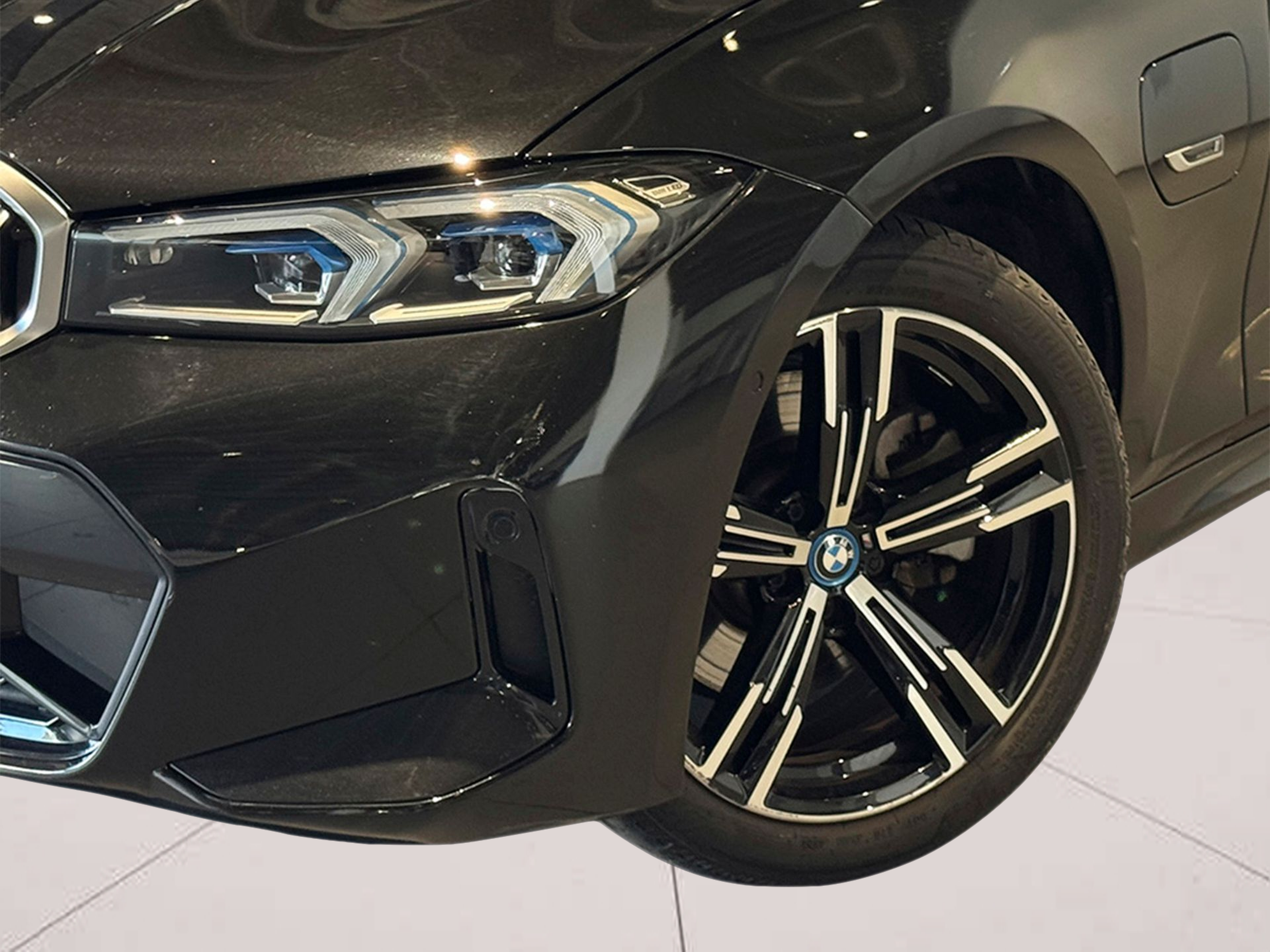 BMW Série 3 320e Touring color Negro. Año 2023. 215KW(292CV). Elétrico / Gasolina Híbrido. En concesionario BMcar Braga de Braga