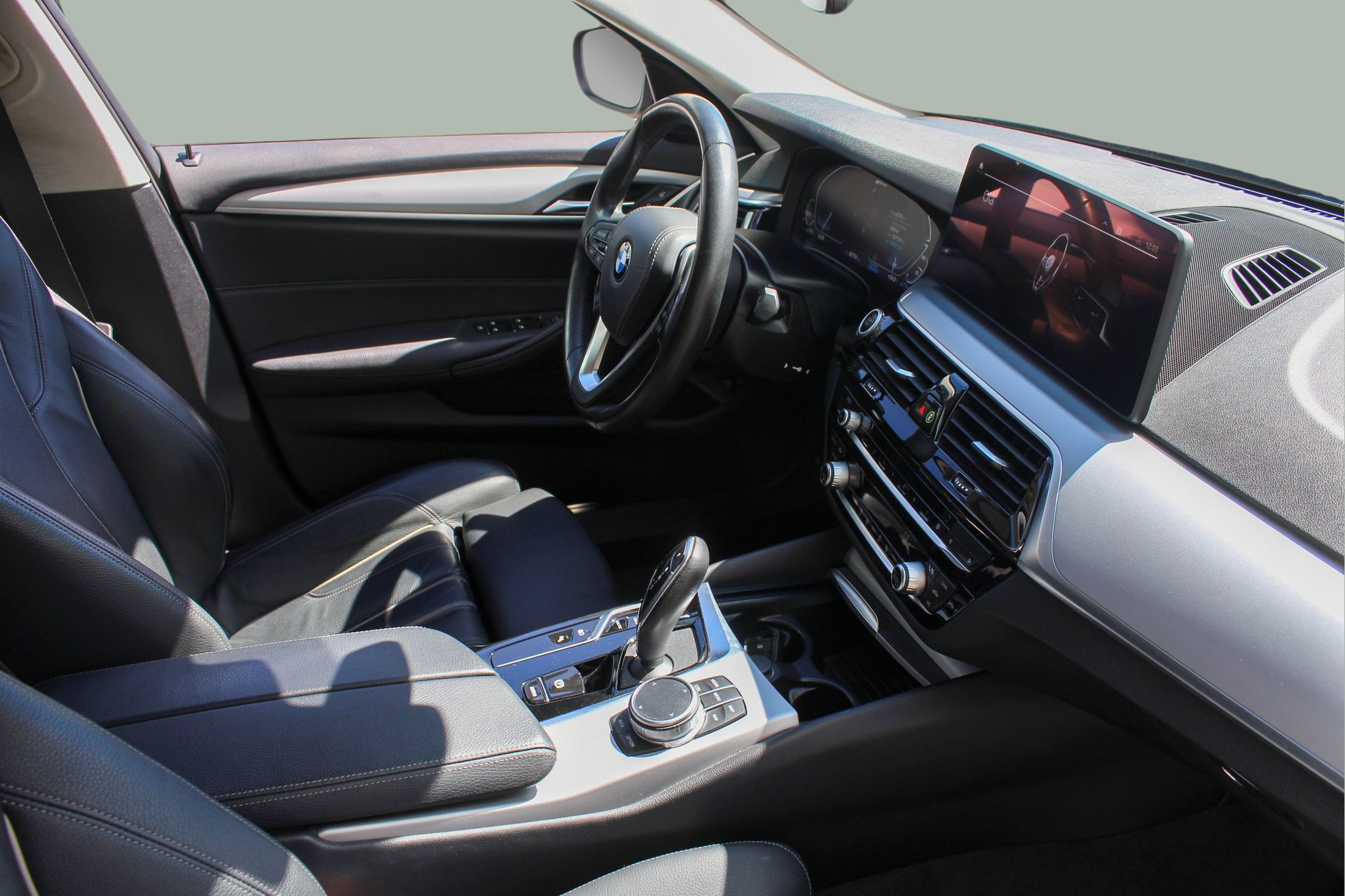 BMW Série 5 530e Touring color Negro. Año 2021. 215KW(292CV). Elétrico / Gasolina Híbrido. En concesionario BMcar Braga de Braga