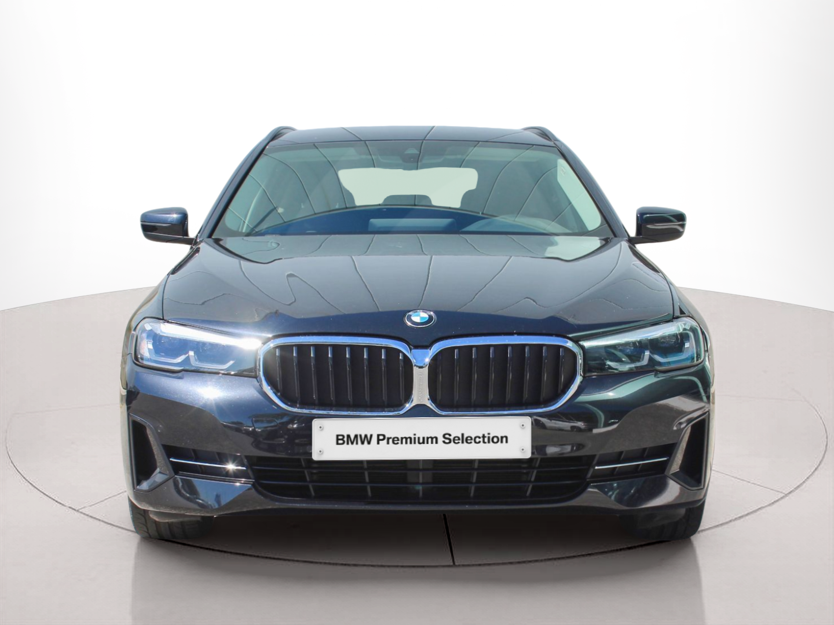 Fotos de BMW Série 5 530e Touring color Negro. Año 2021. 215KW(292CV). Elétrico / Gasolina Híbrido. En concesionario BMcar Famalicão de Vila Nova de Famalicão