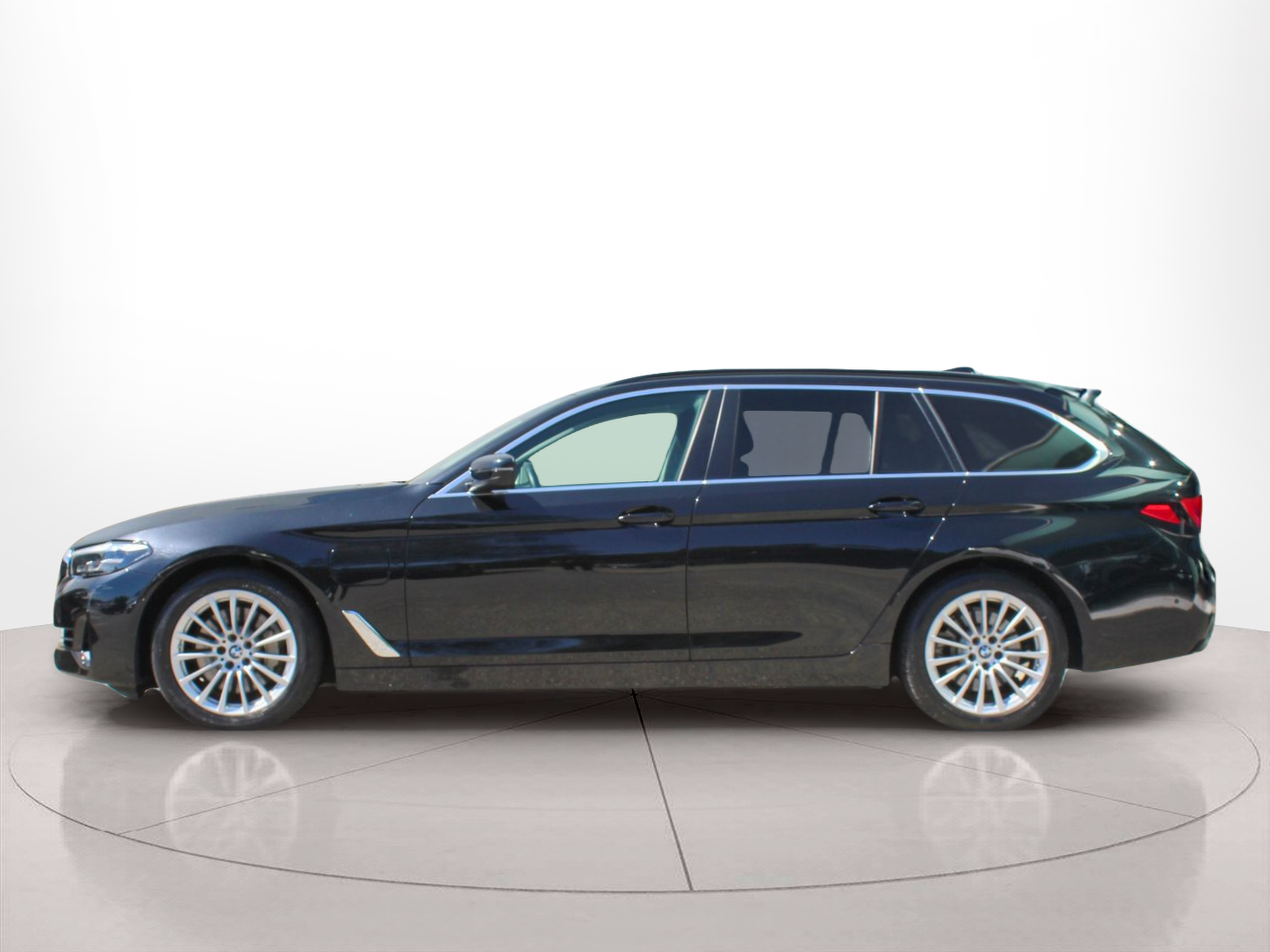Fotos de BMW Série 5 530e Touring color Negro. Año 2021. 215KW(292CV). Elétrico / Gasolina Híbrido. En concesionario BMcar Braga de Braga