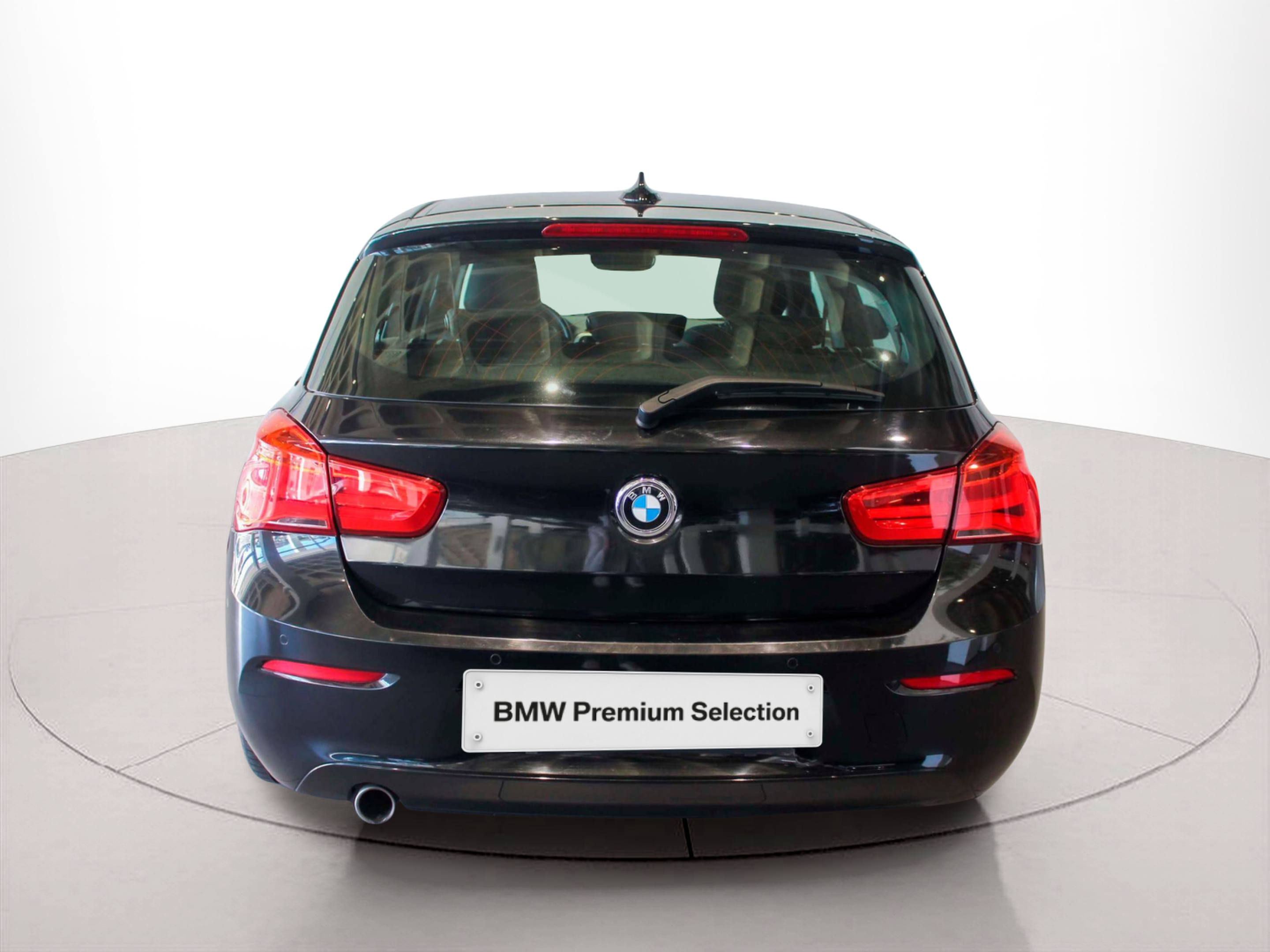 BMW Série 1 114d color Negro. Año 2022. 70KW(95CV). Diesel. En concesionario BMcar Famalicão de Vila Nova de Famalicão