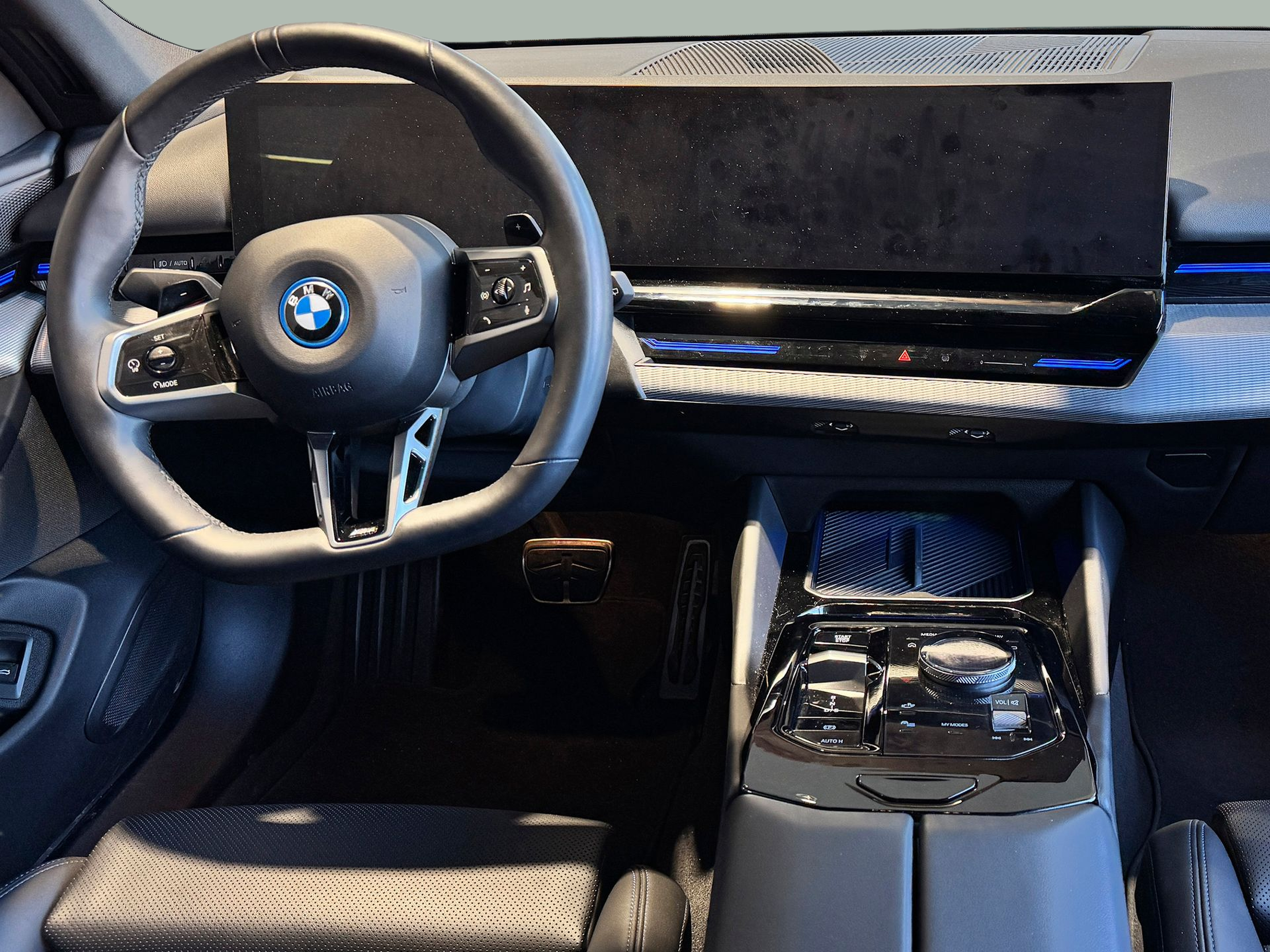 BMW Série 5 530e Touring color Negro. Año 2025. 220KW(299CV). Elétrico / Gasolina Híbrido. En concesionario BMcar Porto de Porto