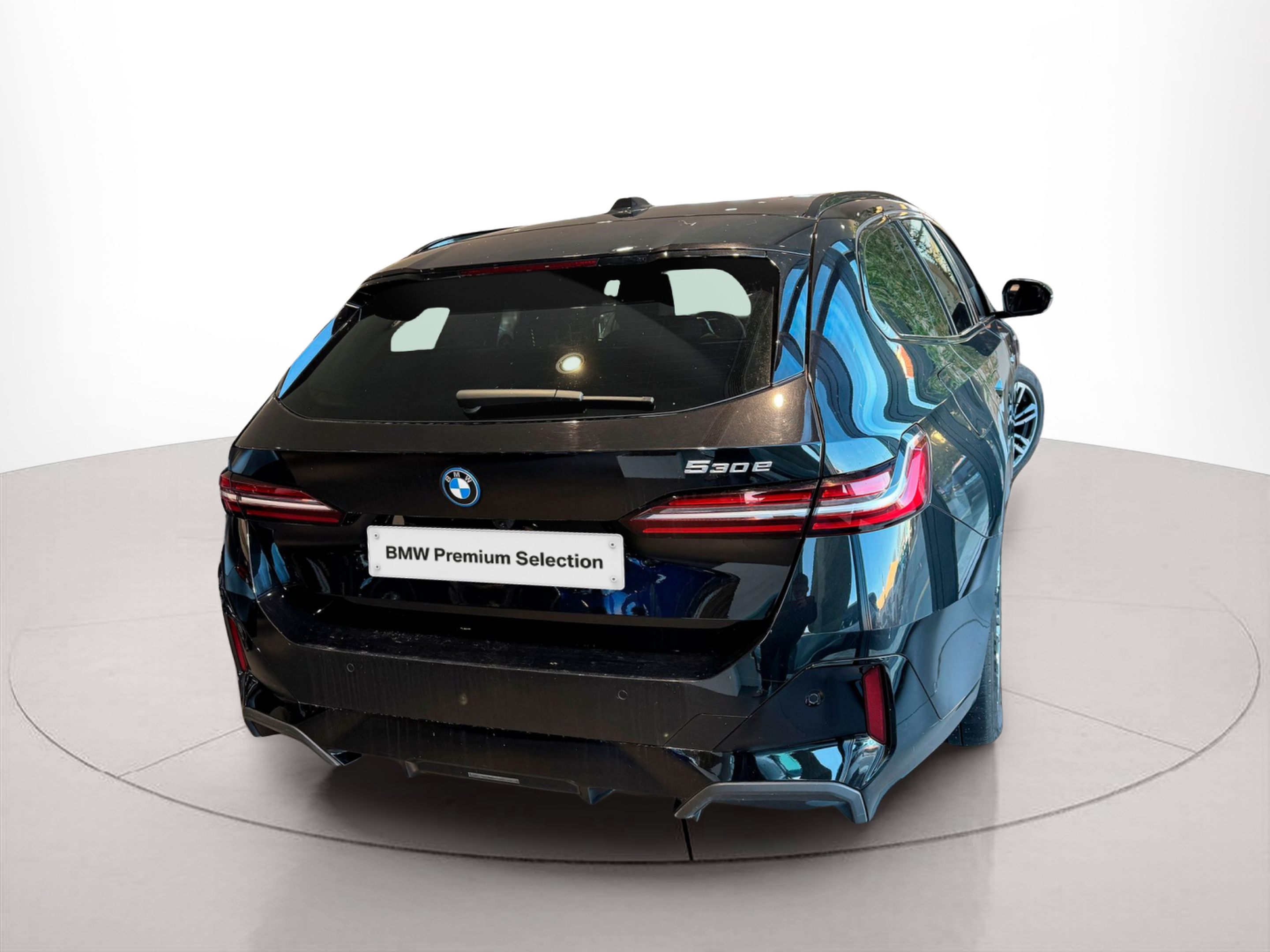 BMW Série 5 530e Touring color Negro. Año 2025. 220KW(299CV). Elétrico / Gasolina Híbrido. En concesionario BMcar Braga de Braga