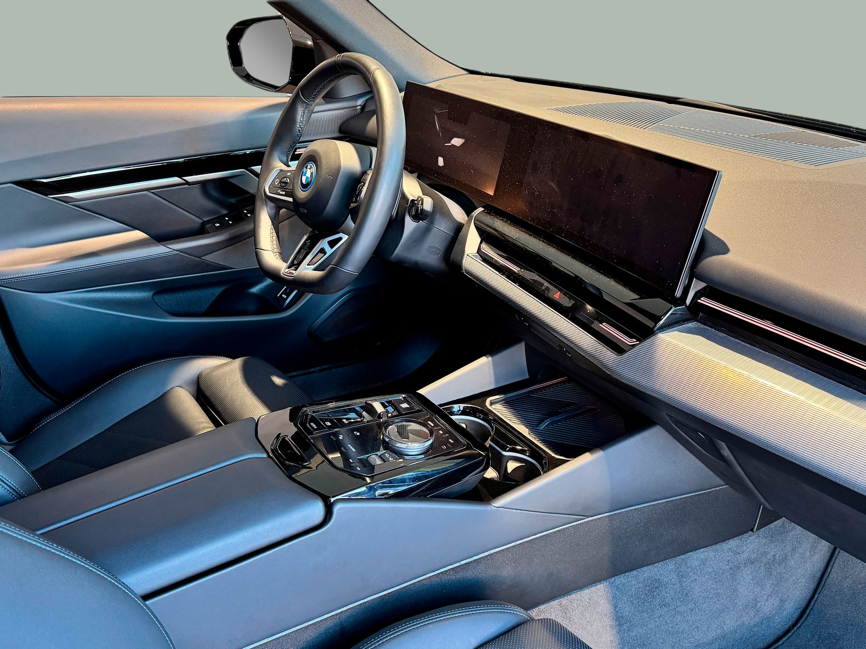 BMW Série 5 530e Touring color Negro. Año 2025. 220KW(299CV). Elétrico / Gasolina Híbrido. En concesionario BMcar Braga de Braga