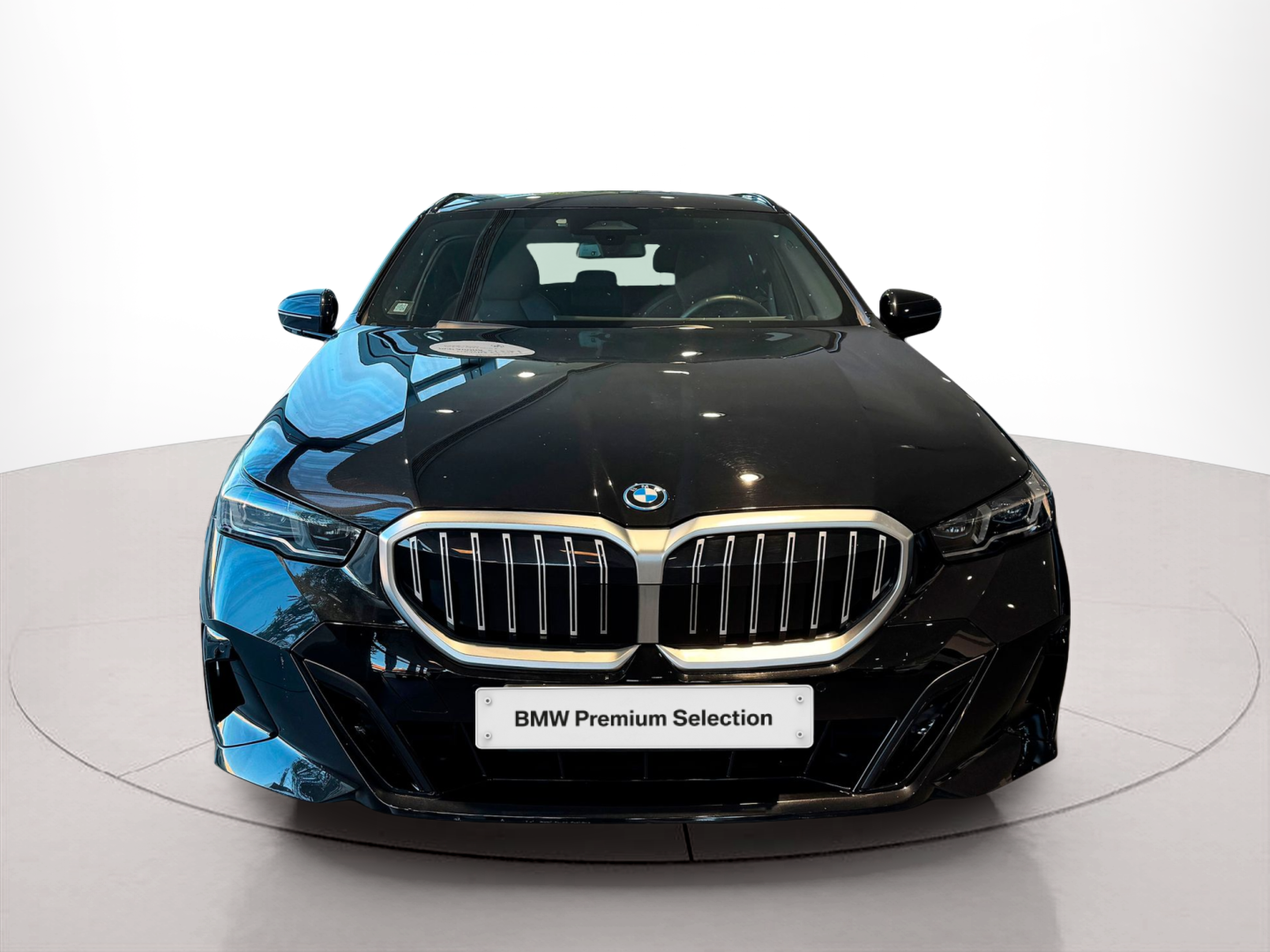 Fotos de BMW Série 5 530e Touring color Negro. Año 2025. 220KW(299CV). Elétrico / Gasolina Híbrido. En concesionario BMcar Braga de Braga