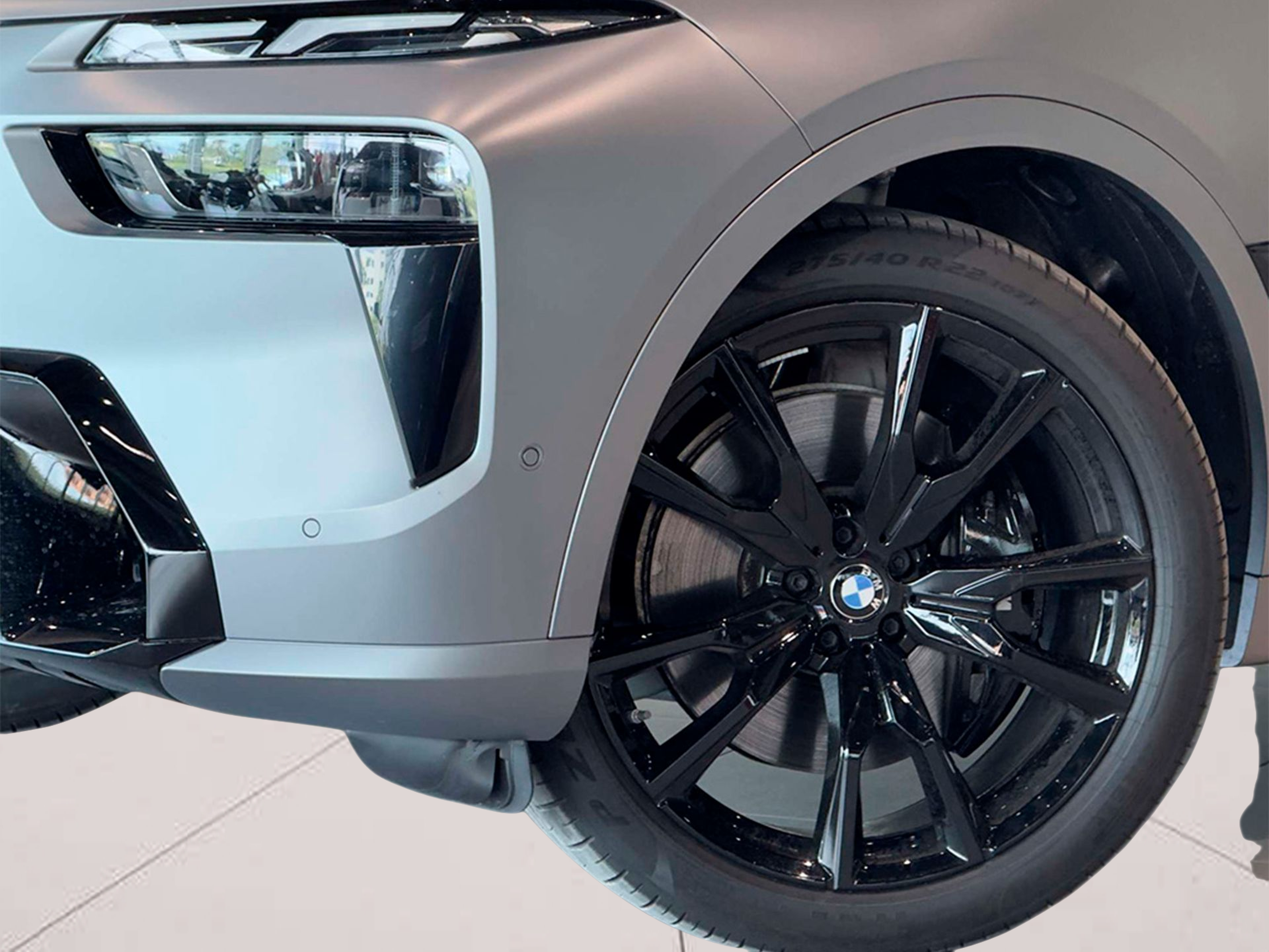 BMW X7 M60i color Gris. Año 2023. 390KW(530CV). Gasolina. En concesionario BMcar Viana do Castelo de Viana do Castelo