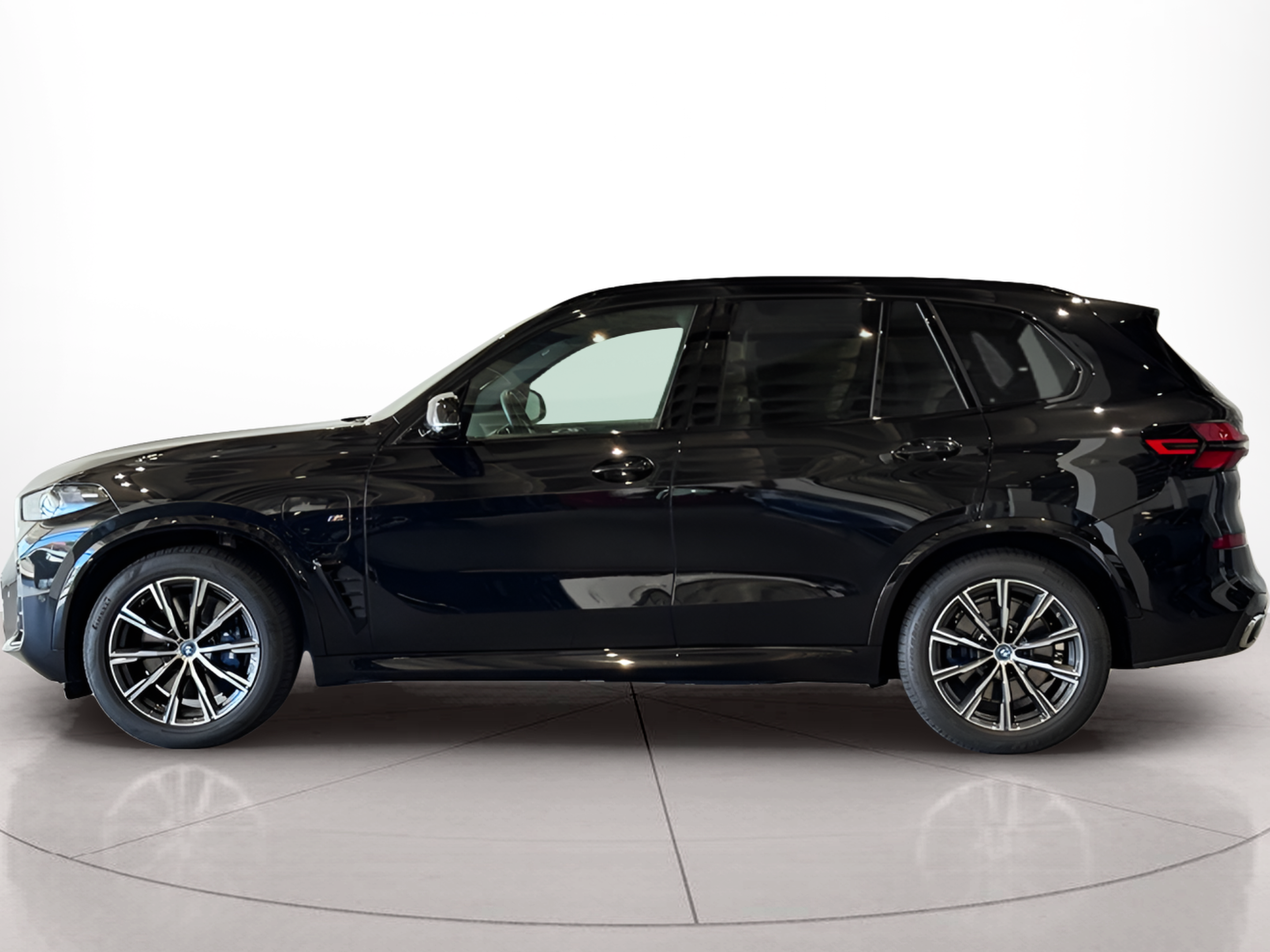 Fotos de BMW X5 xDrive50e color Negro. Año 2024. 360KW(489CV). Elétrico / Gasolina Híbrido. En concesionario BMcar Braga de Braga
