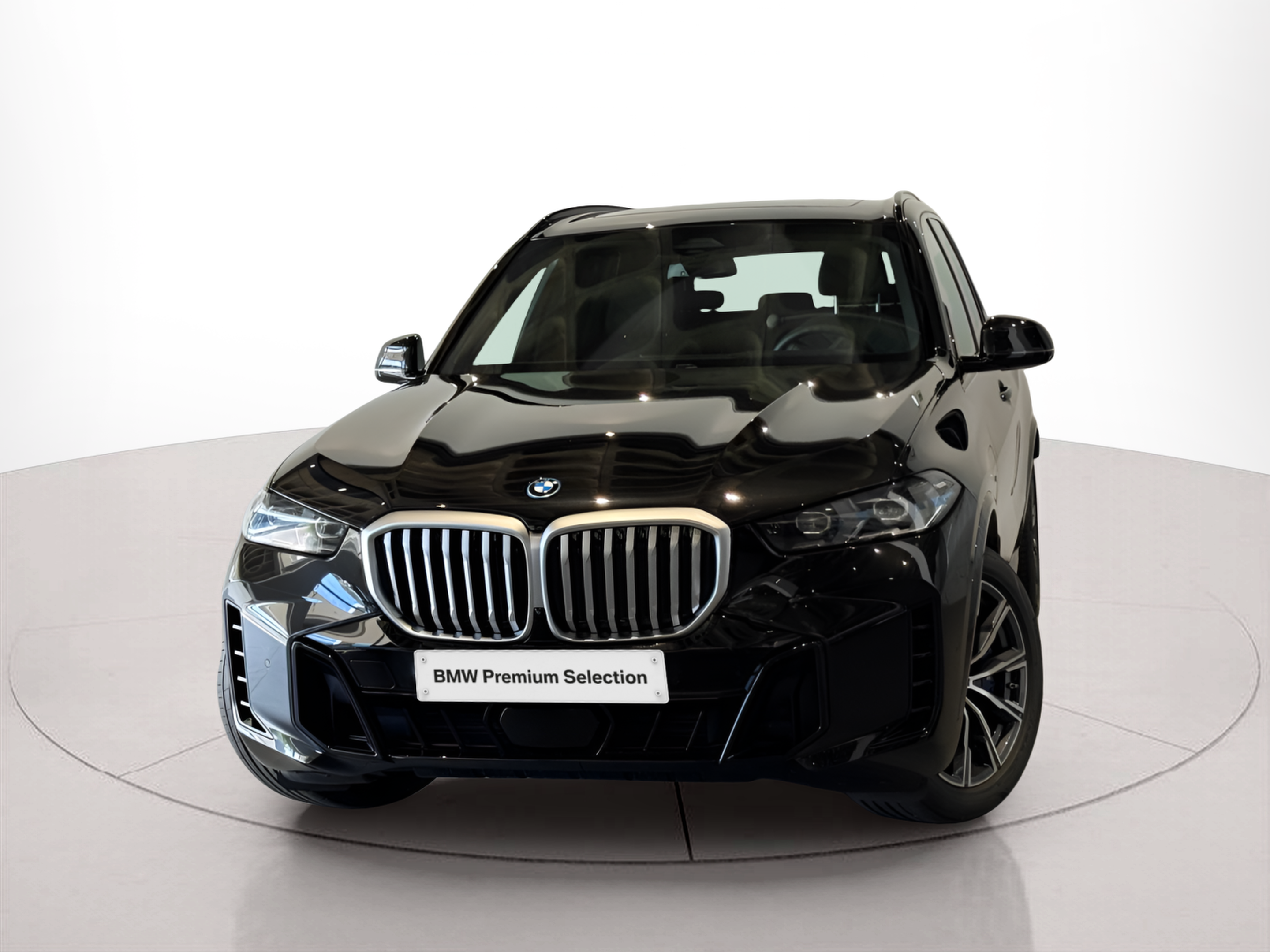 Fotos de BMW X5 xDrive50e color Negro. Año 2024. 360KW(489CV). Elétrico / Gasolina Híbrido. En concesionario BMcar Braga de Braga