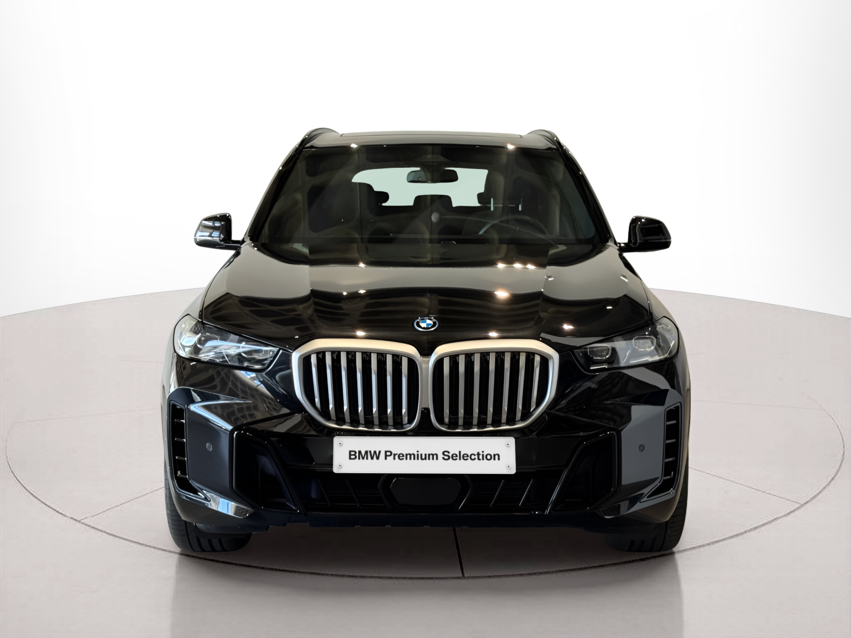 Fotos de BMW X5 xDrive50e color Negro. Año 2024. 360KW(489CV). Elétrico / Gasolina Híbrido. En concesionario BMcar Braga de Braga