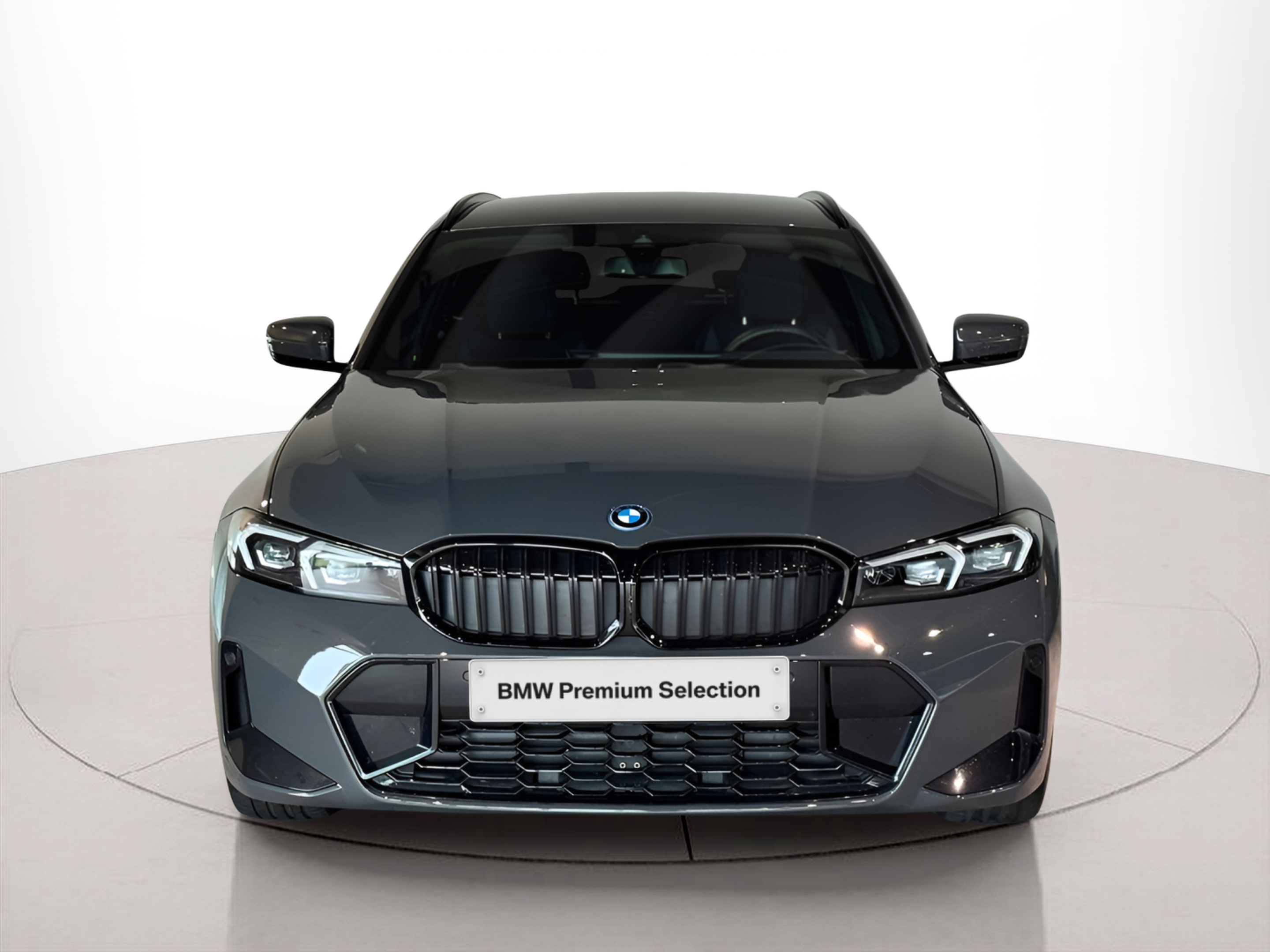 Fotos de BMW Série 3 330e Touring color Gris. Año 2024. 215KW(292CV). Elétrico / Gasolina Híbrido. En concesionario BMcar Póvoa Varzim de Póvoa de Varzim