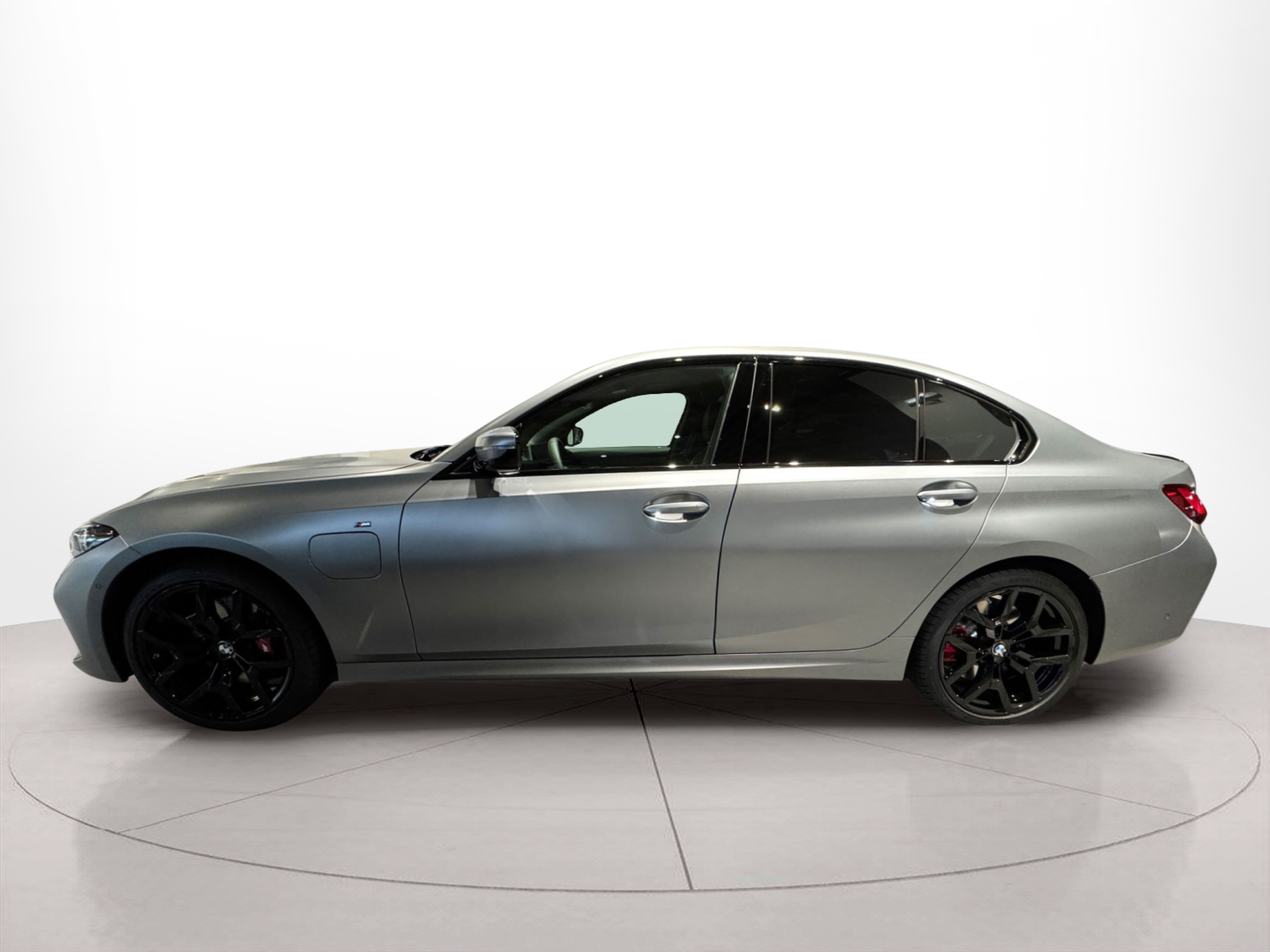 Fotos de BMW Série 3 330e Berlina color Gris. Año 2025. 215KW(292CV). Elétrico / Gasolina Híbrido. En concesionario BMcar Braga de Braga