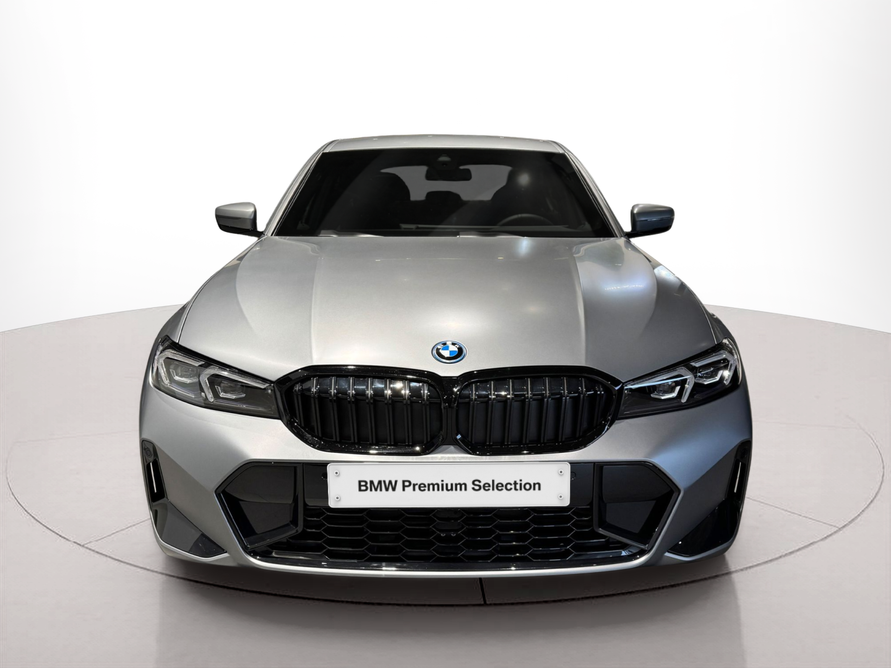 Fotos de BMW Série 3 330e Berlina color Gris. Año 2025. 215KW(292CV). Elétrico / Gasolina Híbrido. En concesionario BMcar Braga de Braga