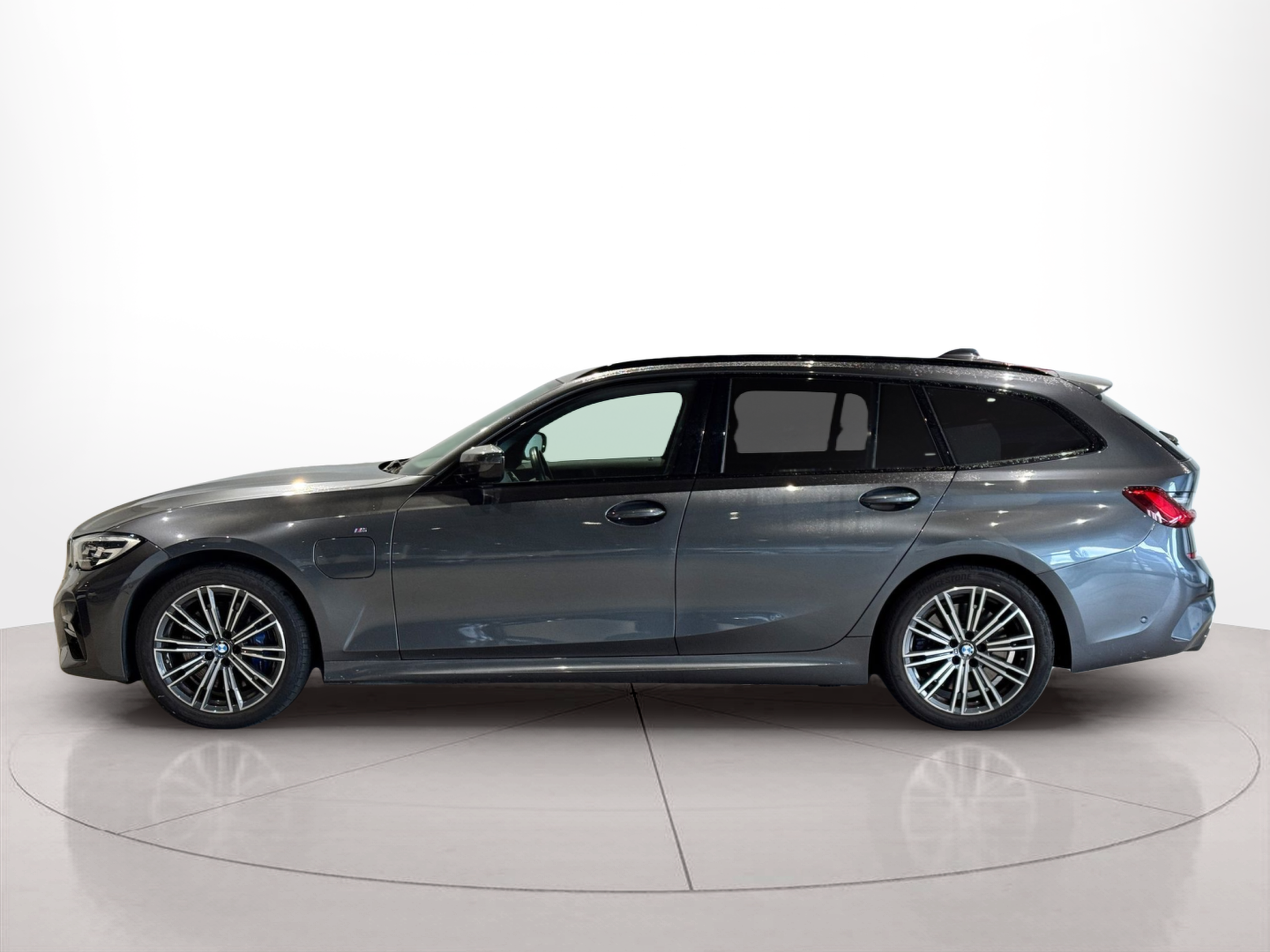Fotos de BMW Série 3 330e Touring color Gris. Año 2020. 215KW(292CV). Elétrico / Gasolina Híbrido. En concesionario BMcar Braga de Braga