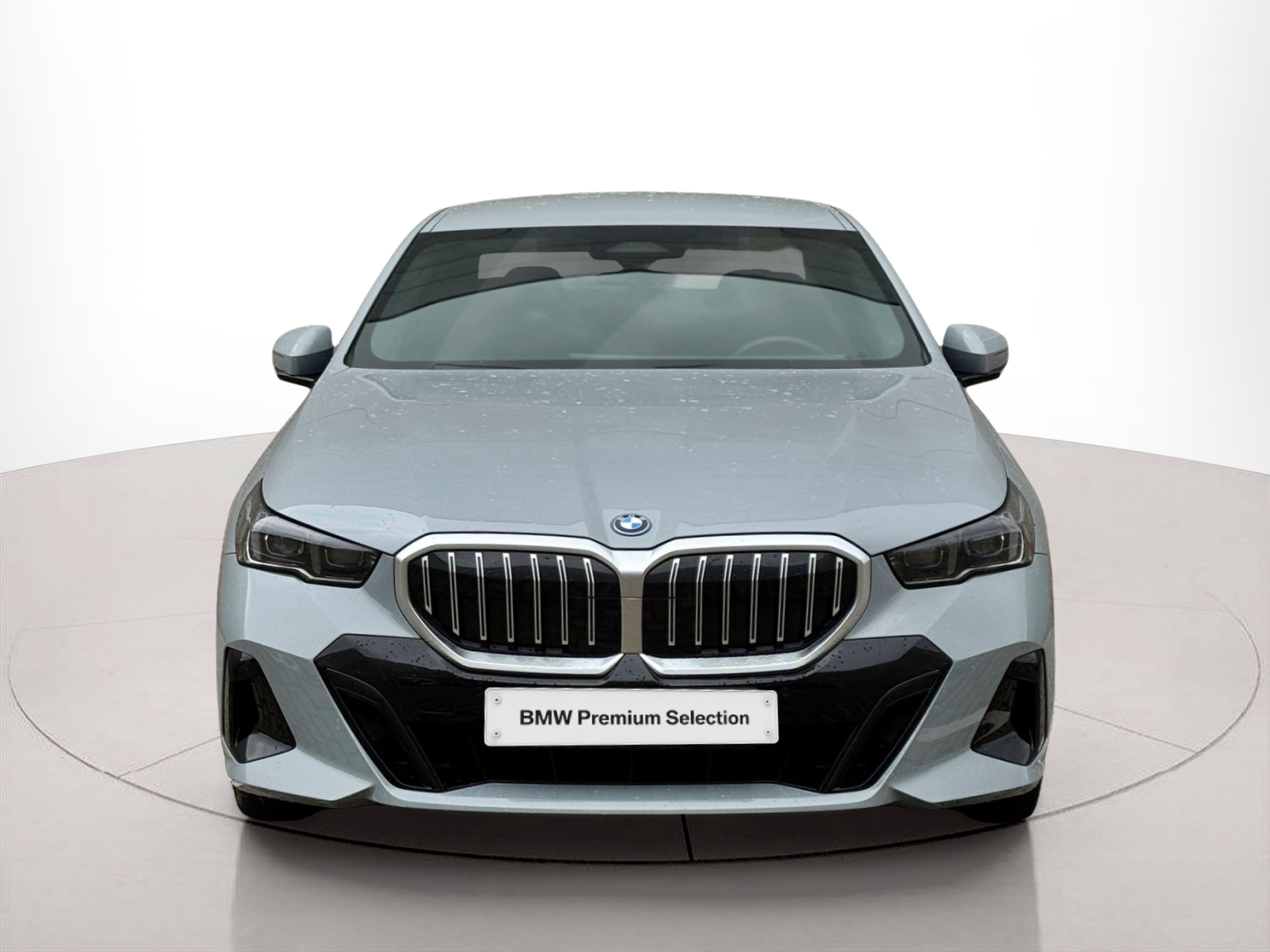 Fotos de BMW Série 5 530e Berlina color Gris. Año 2024. 220KW(299CV). Elétrico / Gasolina Híbrido. En concesionario BMcar Guimarães de Guimarães