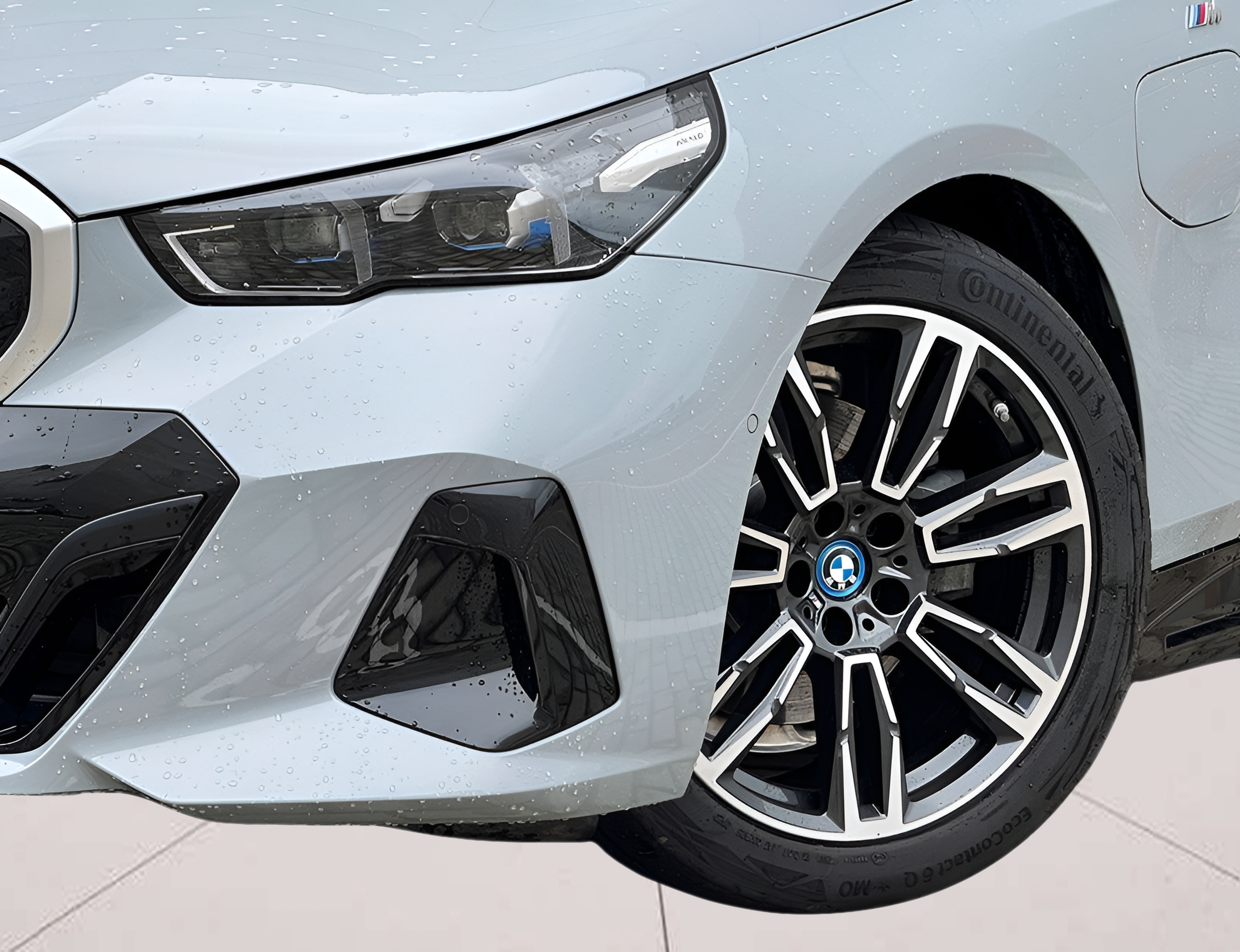 BMW Série 5 530e Berlina color Gris. Año 2023. 220KW(299CV). Elétrico / Gasolina Híbrido. En concesionario BMcar Guimarães de Guimarães