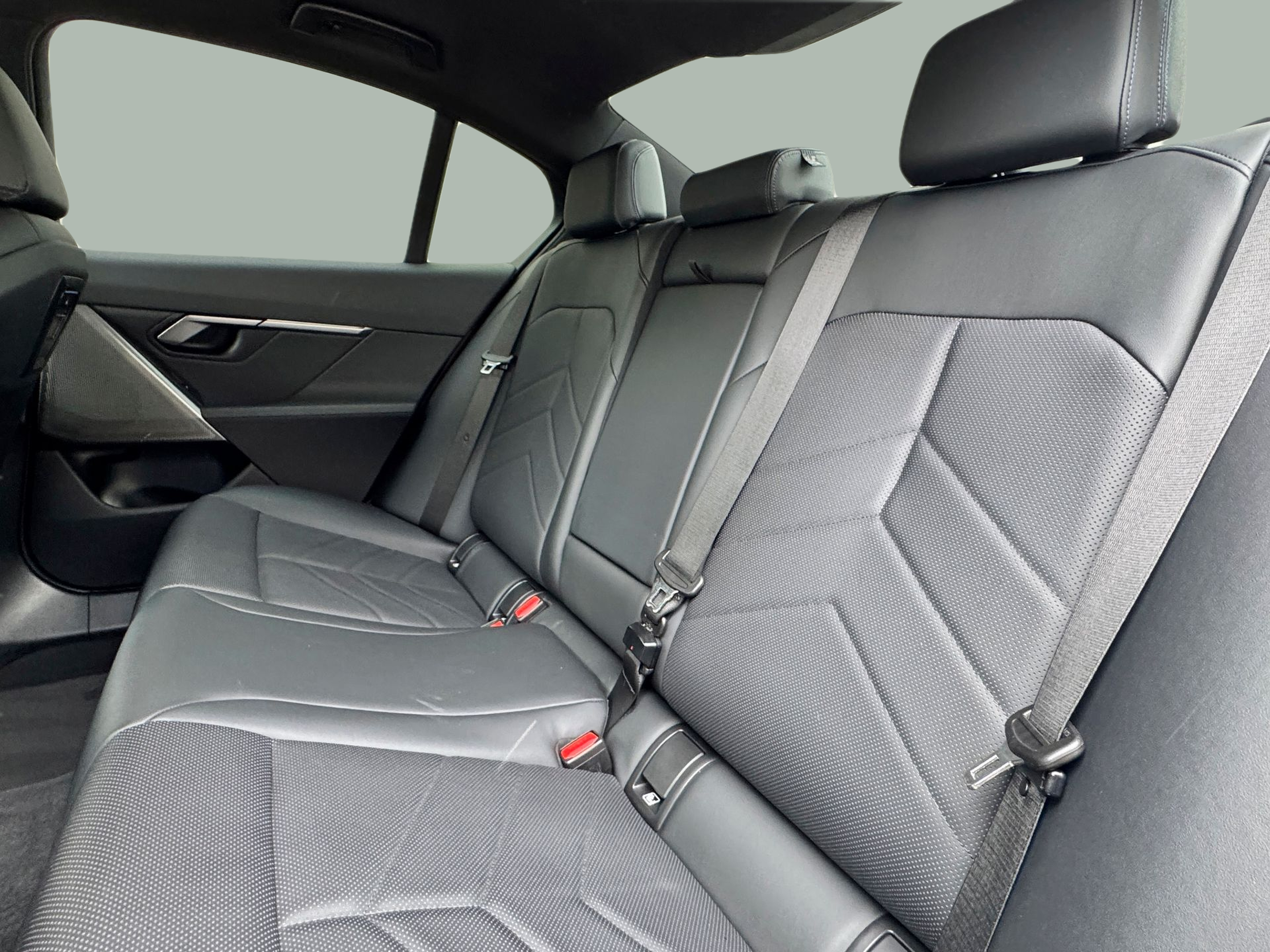 BMW Série 5 530e Berlina color Gris. Año 2024. 220KW(299CV). Elétrico / Gasolina Híbrido. En concesionario BMcar Guimarães de Guimarães