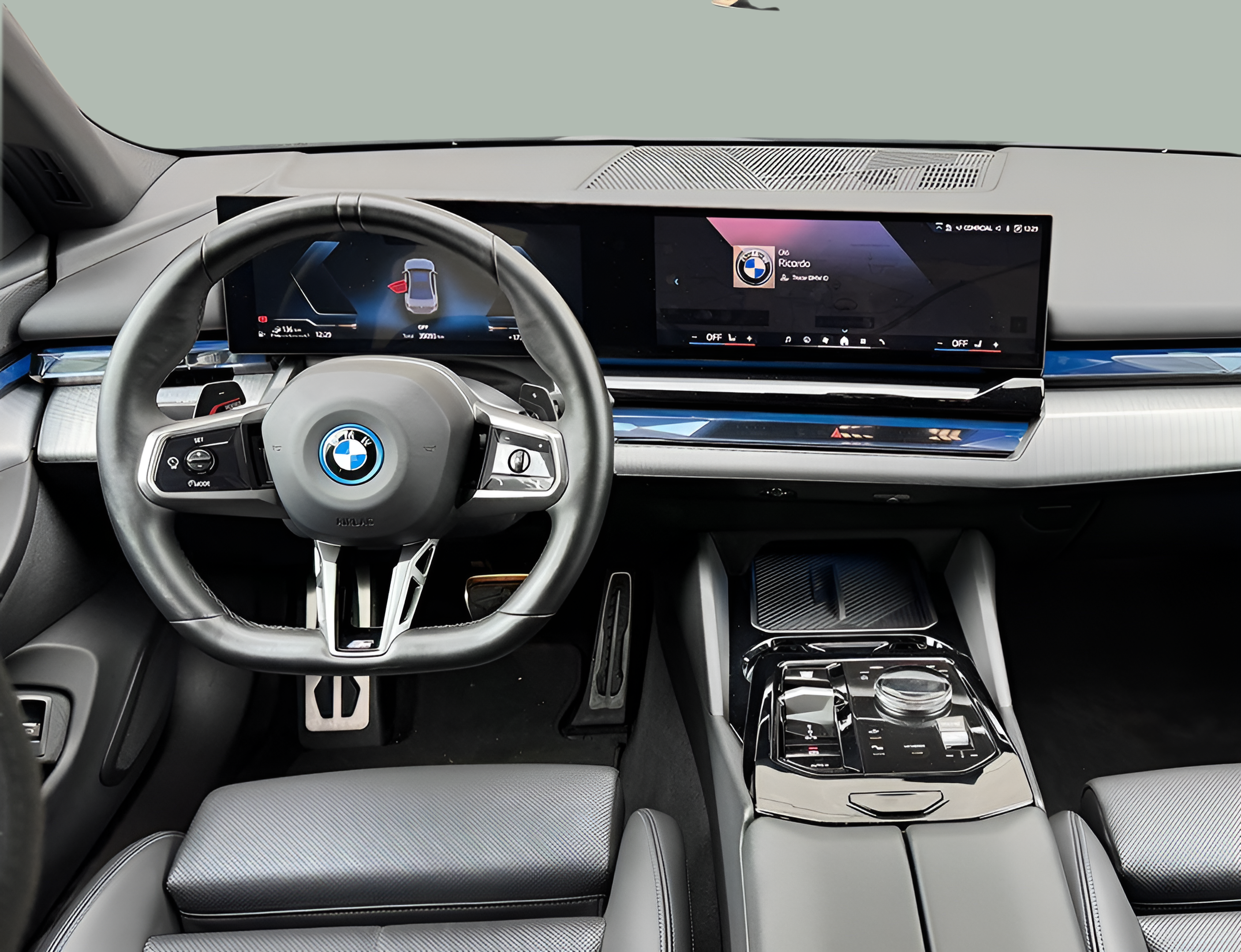 BMW Série 5 530e Berlina color Gris. Año 2023. 220KW(299CV). Elétrico / Gasolina Híbrido. En concesionario BMcar Guimarães de Guimarães