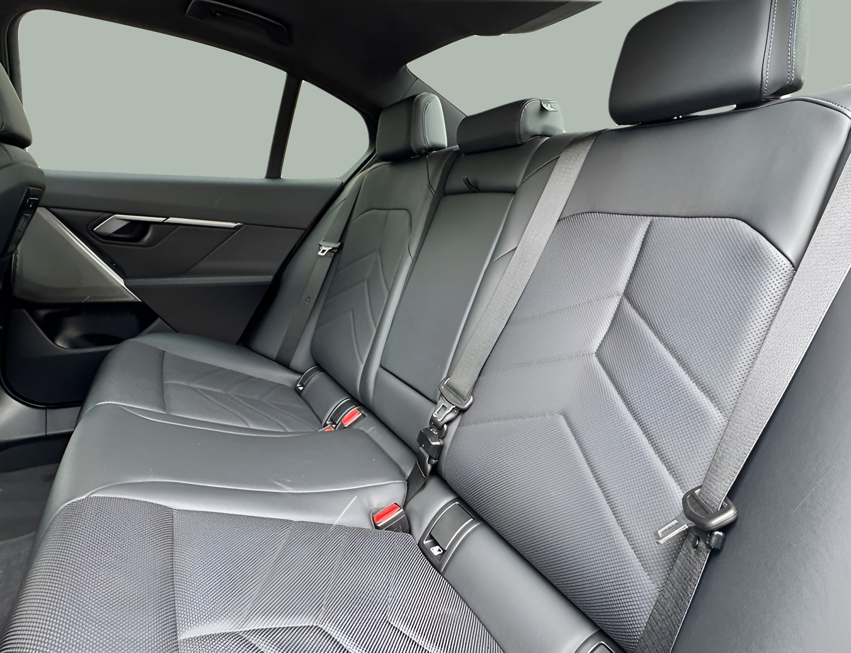 BMW Série 5 530e Berlina color Gris. Año 2023. 220KW(299CV). Elétrico / Gasolina Híbrido. En concesionario BMcar Guimarães de Guimarães