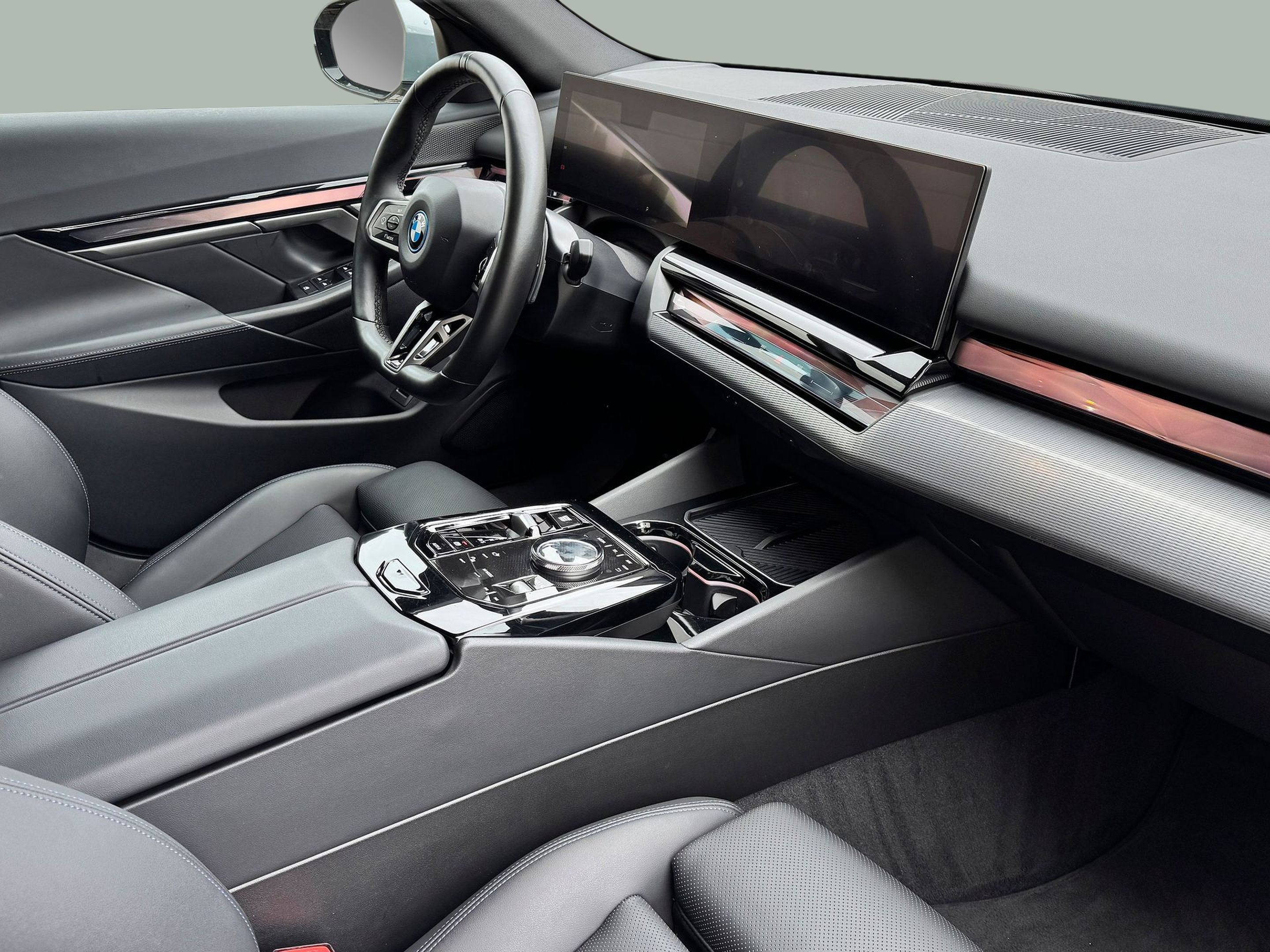 BMW Série 5 530e Berlina color Gris. Año 2024. 220KW(299CV). Elétrico / Gasolina Híbrido. En concesionario BMcar Guimarães de Guimarães