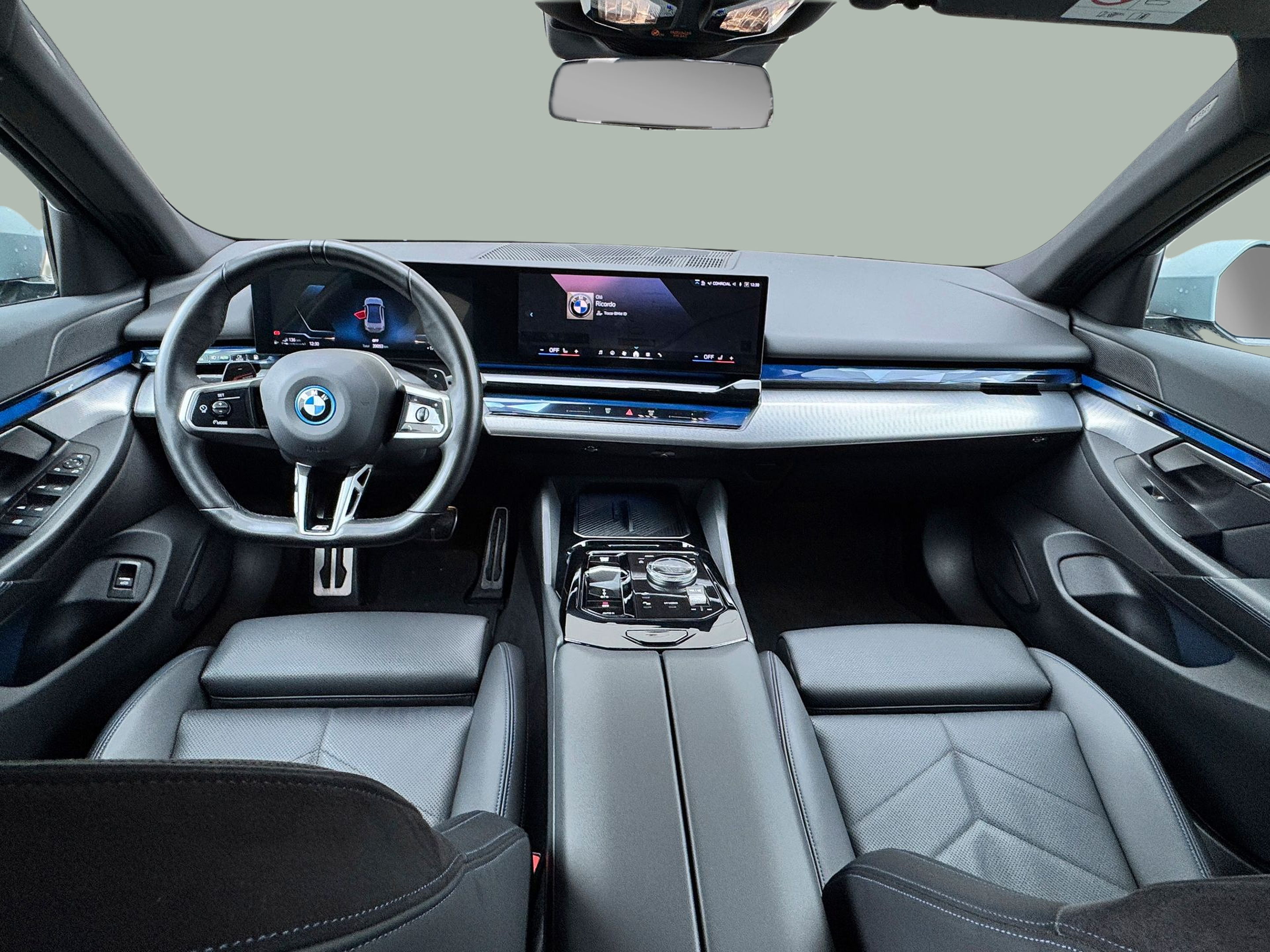 BMW Série 5 530e Berlina color Gris. Año 2024. 220KW(299CV). Elétrico / Gasolina Híbrido. En concesionario BMcar Guimarães de Guimarães