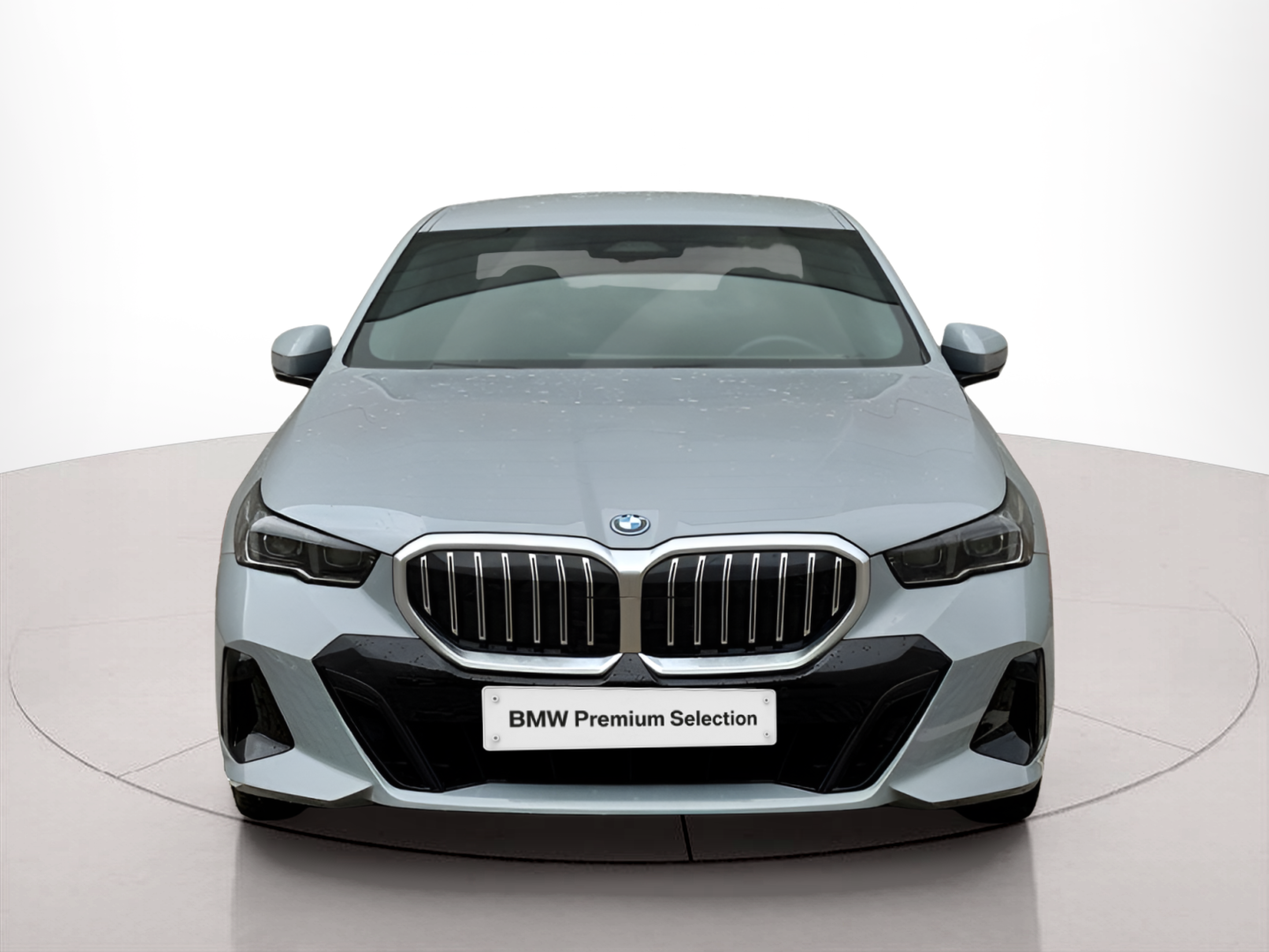 Fotos de BMW Série 5 530e Berlina color Gris. Año 2023. 220KW(299CV). Elétrico / Gasolina Híbrido. En concesionario BMcar Guimarães de Guimarães