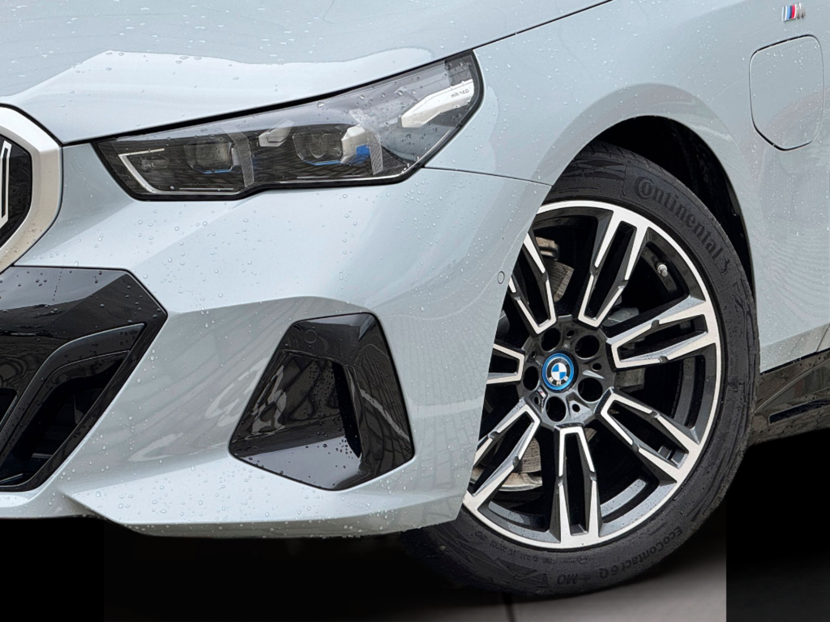 BMW Série 5 530e Berlina color Gris. Año 2024. 220KW(299CV). Elétrico / Gasolina Híbrido. En concesionario BMcar Guimarães de Guimarães