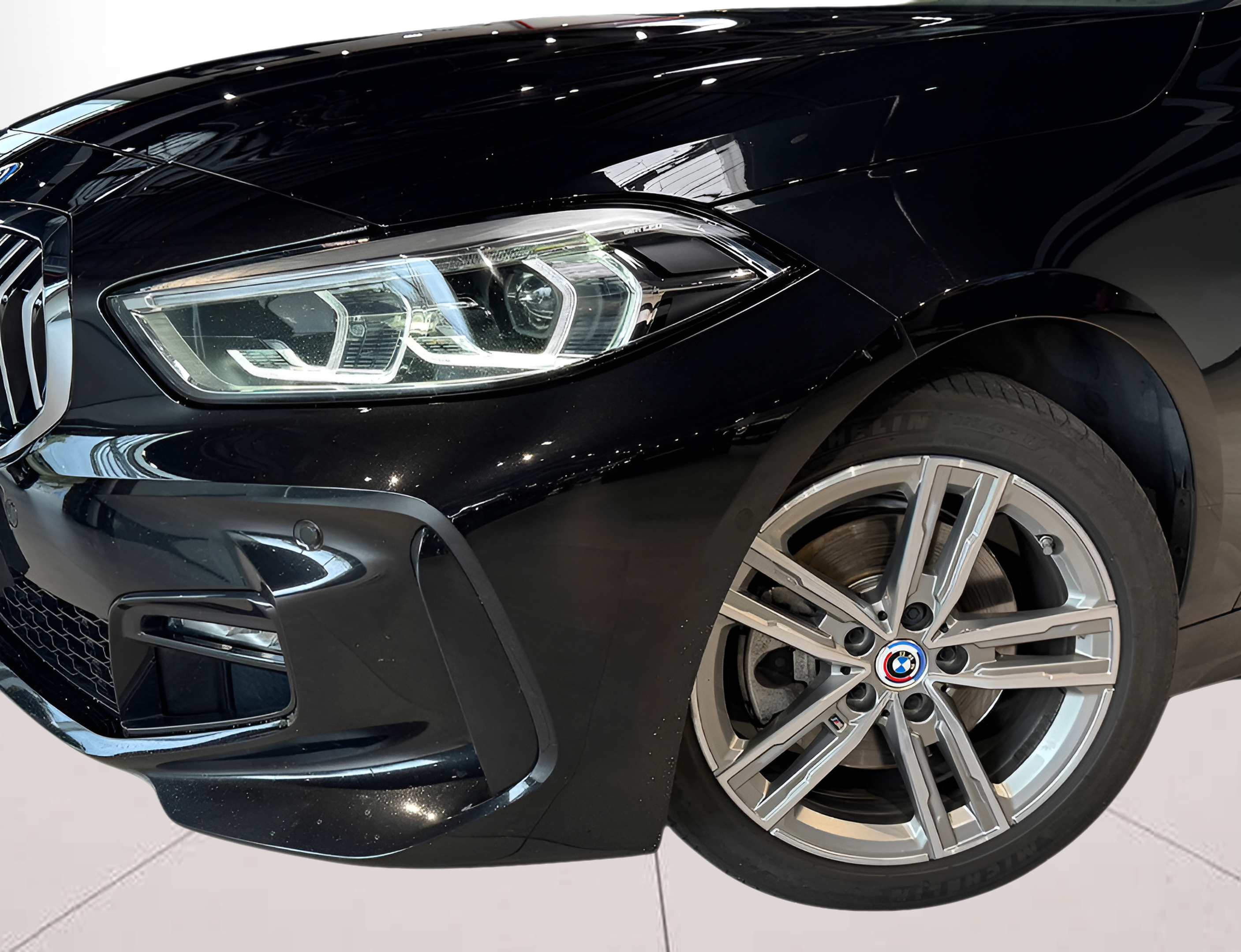 BMW Série 1 116d color Negro. Año 2022. 85KW(116CV). Diesel. En concesionario BMcar Guimarães de Guimarães