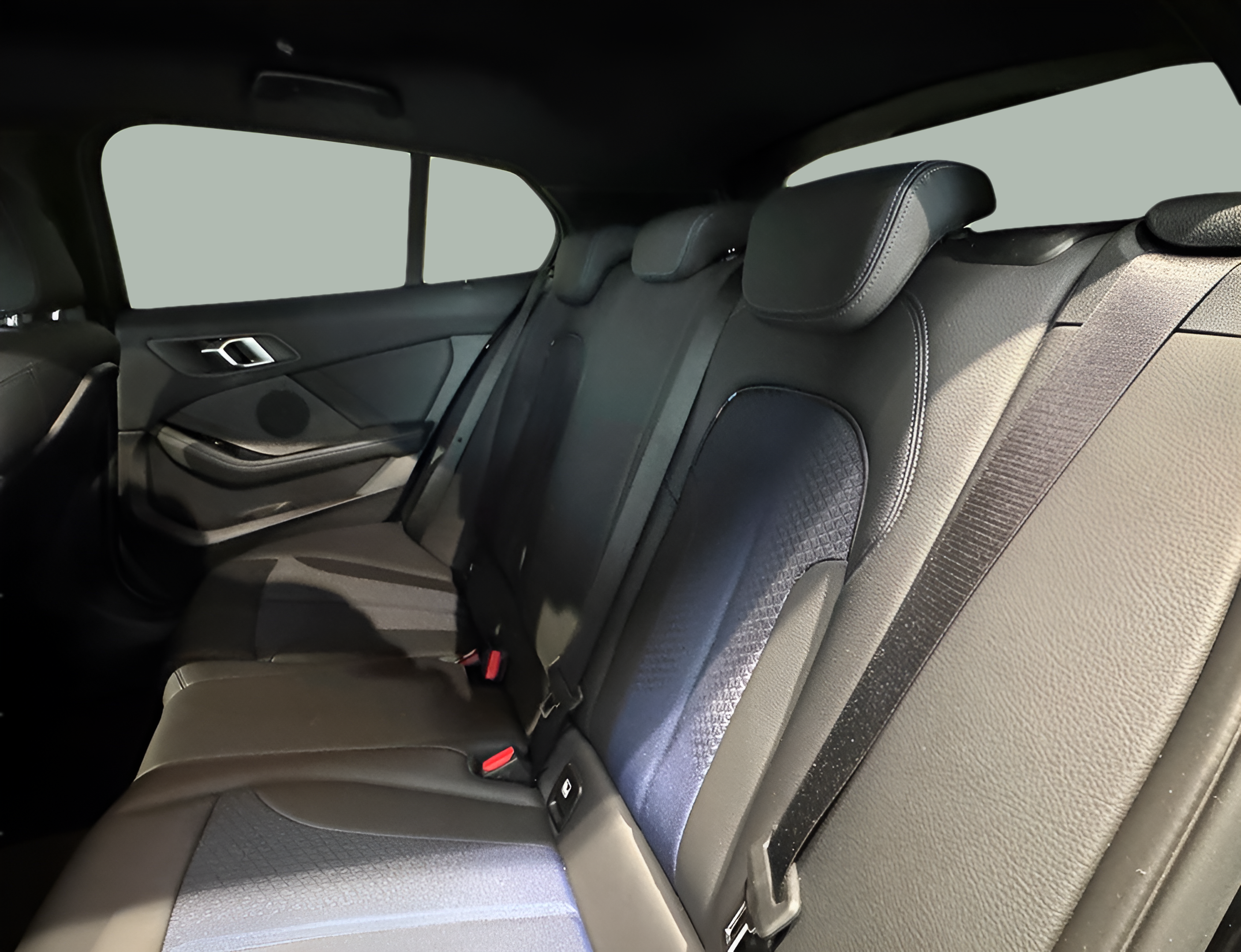 BMW Série 1 116d color Negro. Año 2022. 85KW(116CV). Diesel. En concesionario BMcar Guimarães de Guimarães