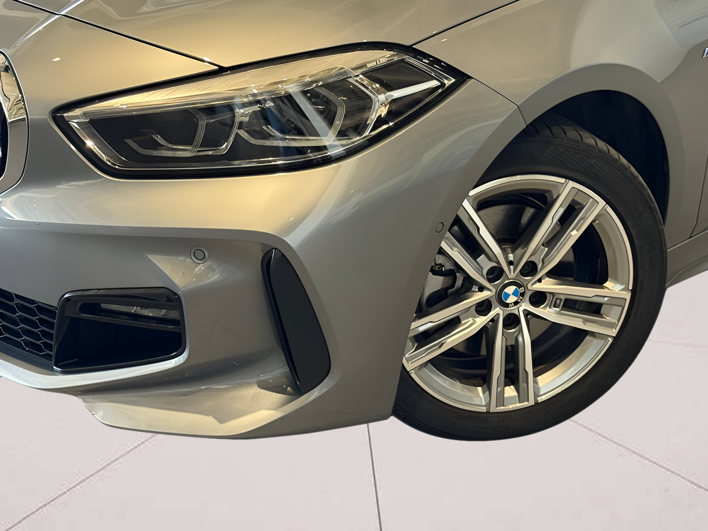 BMW Série 1 116d color Gris. Año 2024. 85KW(116CV). Diesel. En concesionario BMcar Braga de Braga