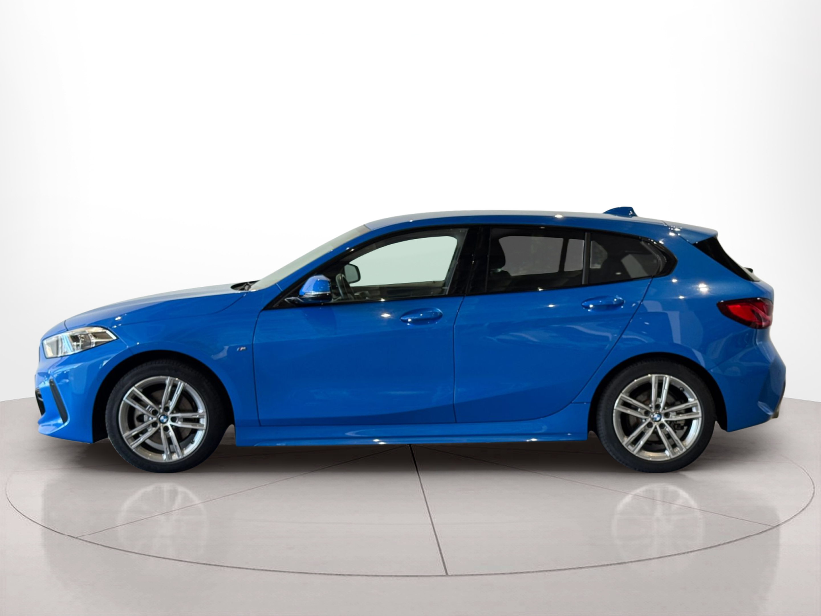 Fotos de BMW Série 1 116d color Azul. Año 2024. 85KW(116CV). Diesel. En concesionario BMcar Braga de Braga