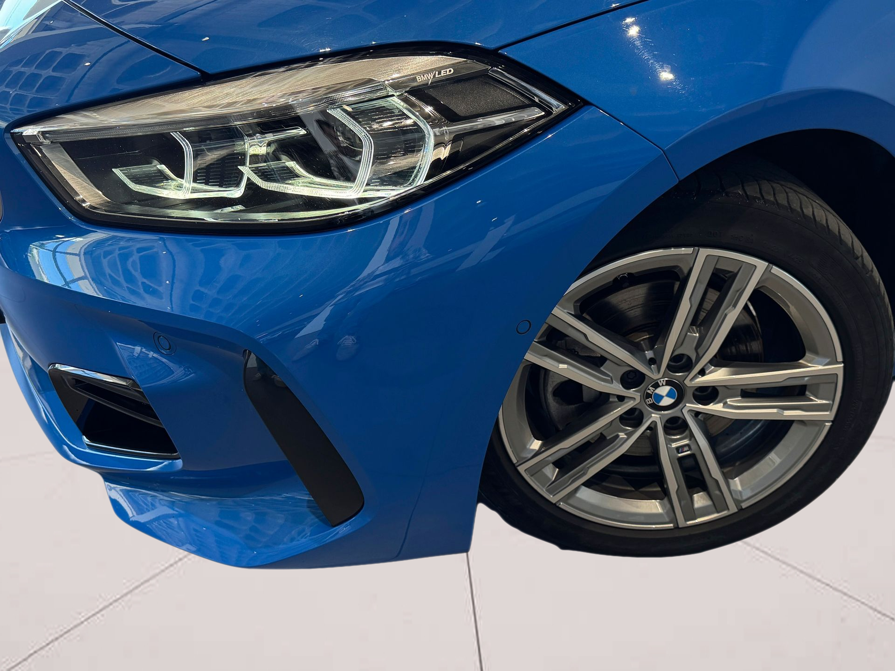 BMW Série 1 116d color Azul. Año 2024. 85KW(116CV). Diesel. En concesionario BMcar Guimarães de Guimarães