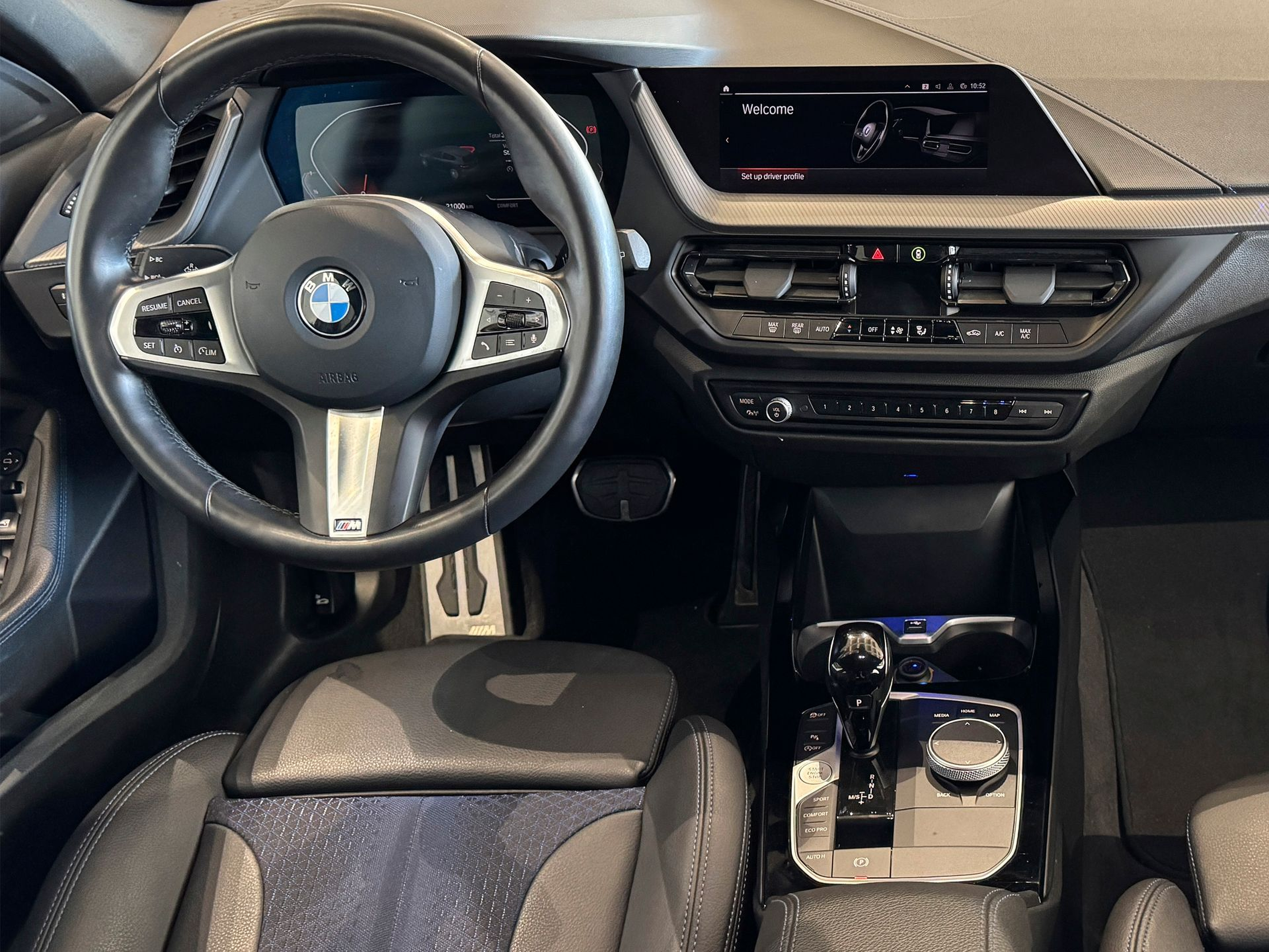 BMW Série 1 116d color Azul. Año 2024. 85KW(116CV). Diesel. En concesionario BMcar Guimarães de Guimarães