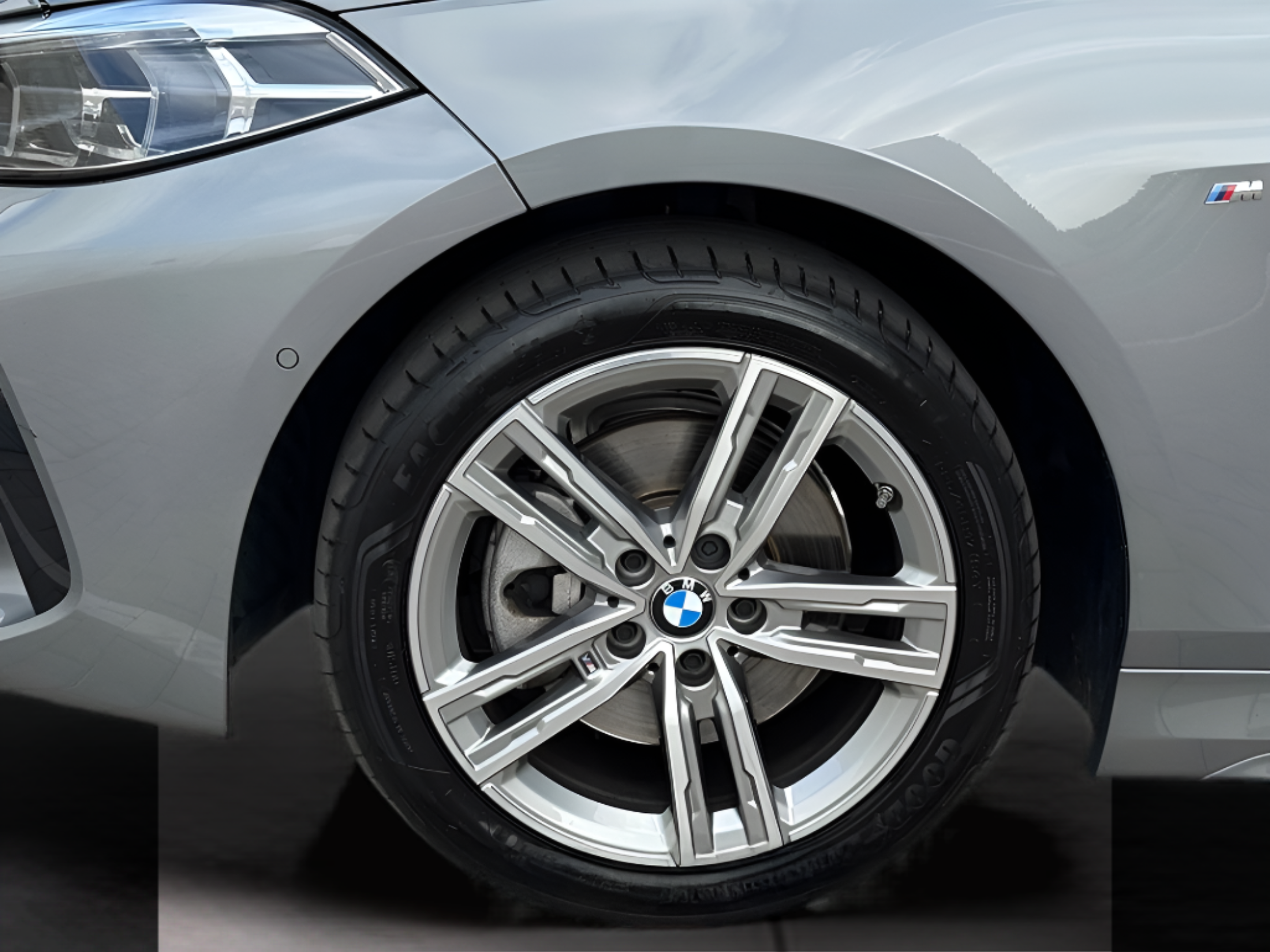 BMW Série 1 116d color Gris. Año 2024. 85KW(116CV). Diesel. En concesionario BMcar Póvoa Varzim de Póvoa de Varzim