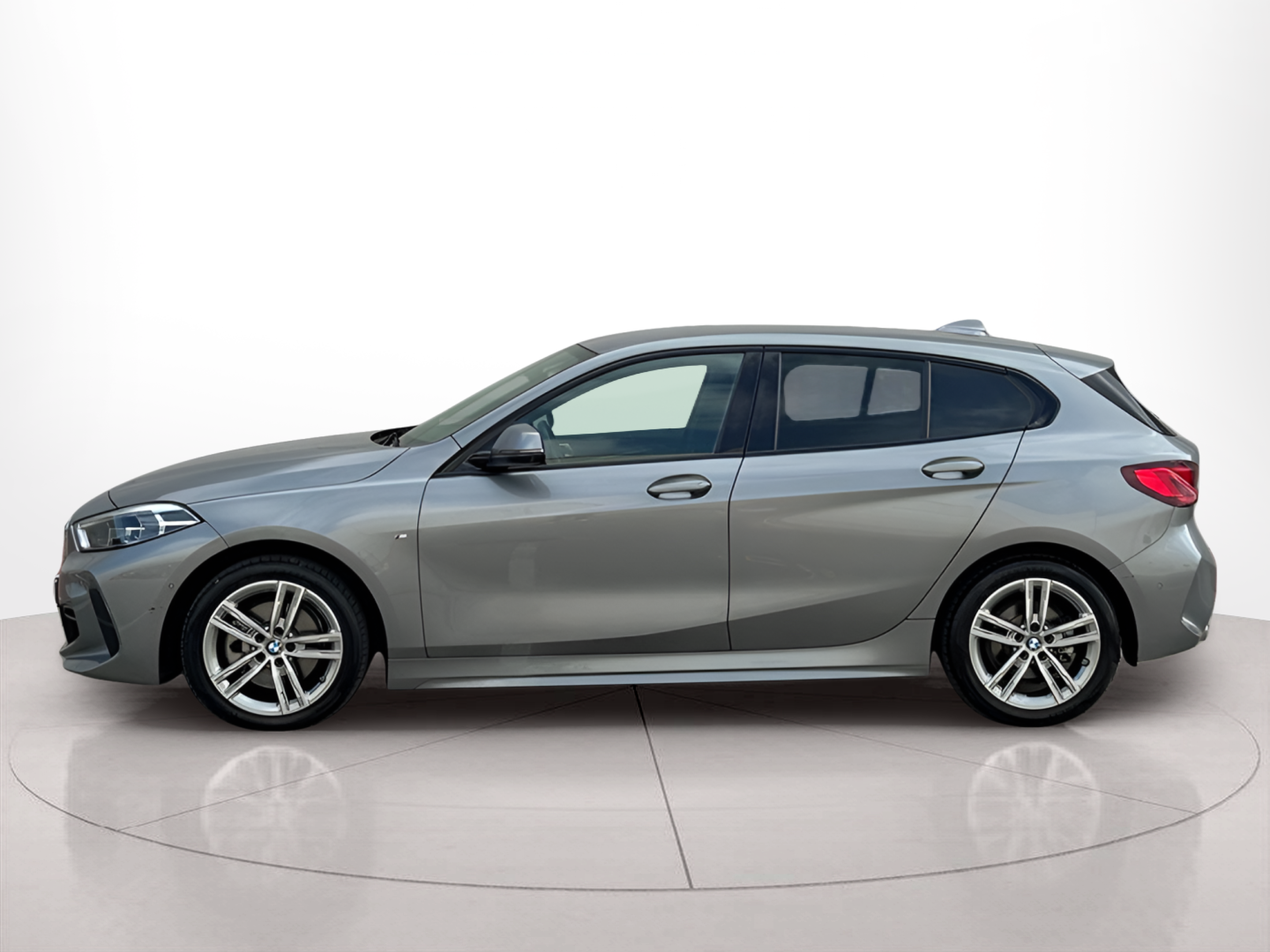 Fotos de BMW Série 1 116d color Gris. Año 2024. 85KW(116CV). Diesel. En concesionario BMcar Porto de Porto
