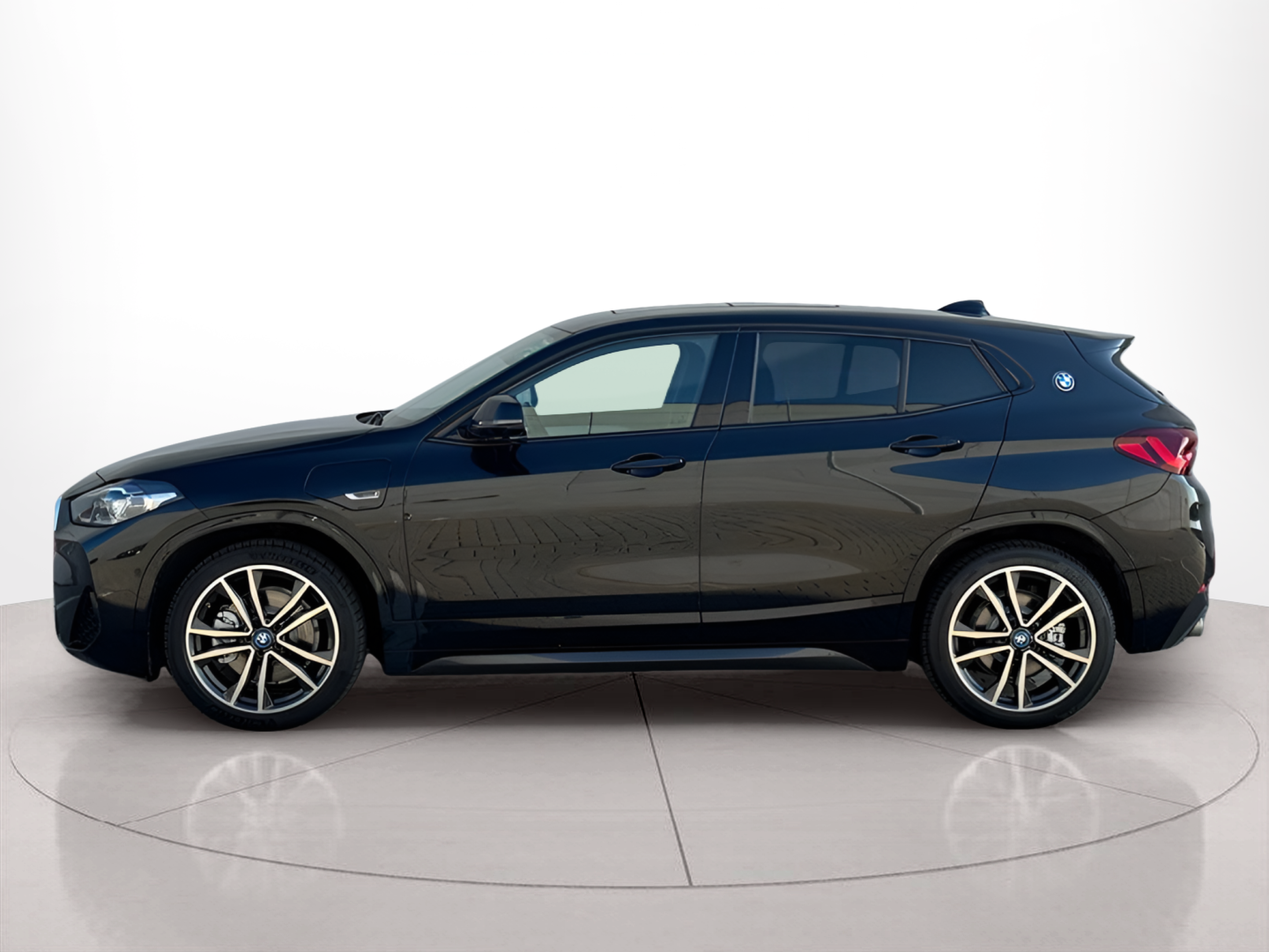 Fotos de BMW X2 xDrive25e color Negro. Año 2023. 162KW(220CV). Elétrico / Gasolina Híbrido. En concesionario BMcar Braga de Braga