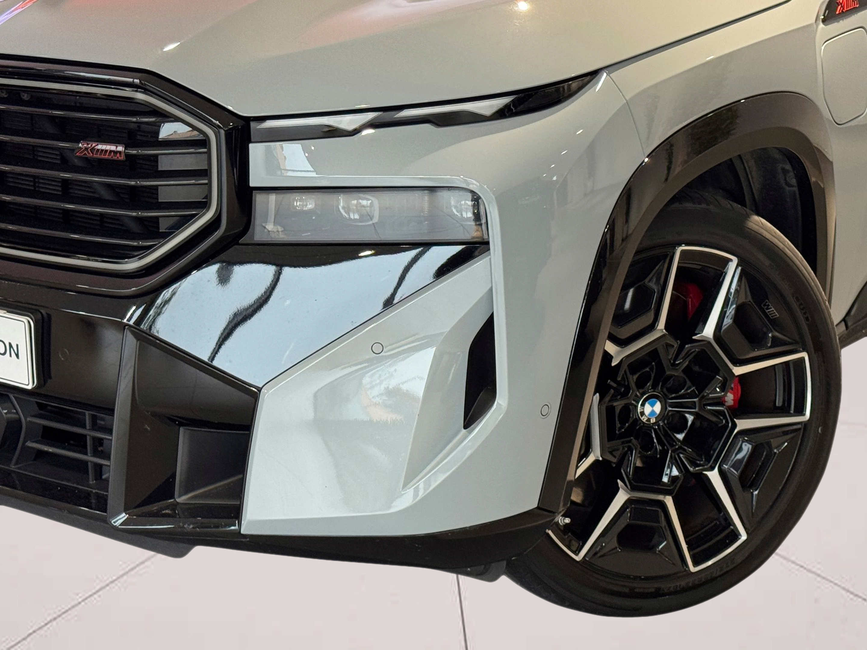 BMW XM 4.4 PHEV color Gris. Año 2024. 550KW(748CV). Elétrico / Gasolina Híbrido. En concesionario BMcar Porto de Porto