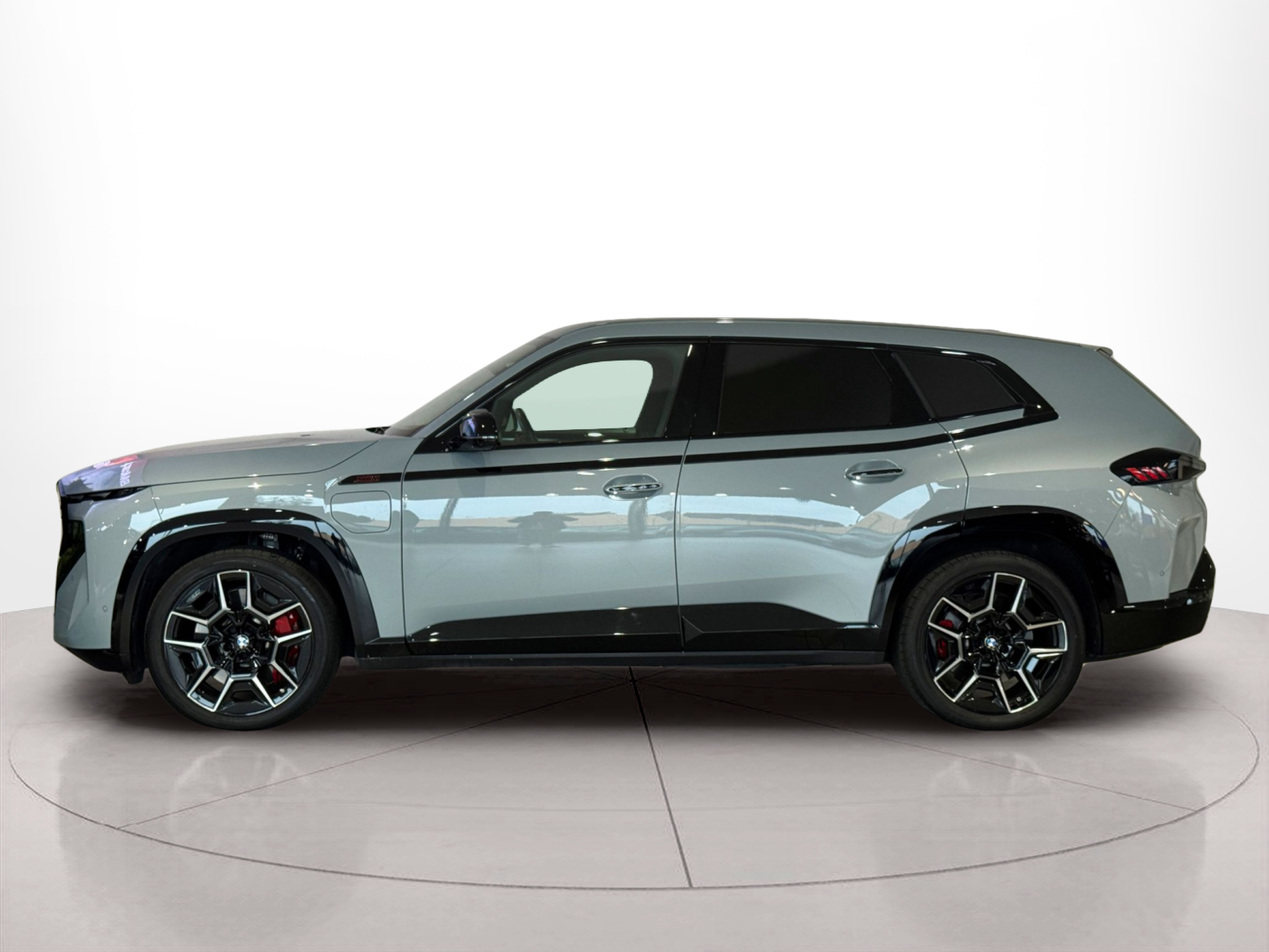 Fotos de BMW XM 4.4 PHEV color Gris. Año 2024. 550KW(748CV). Elétrico / Gasolina Híbrido. En concesionario BMcar Porto de Porto