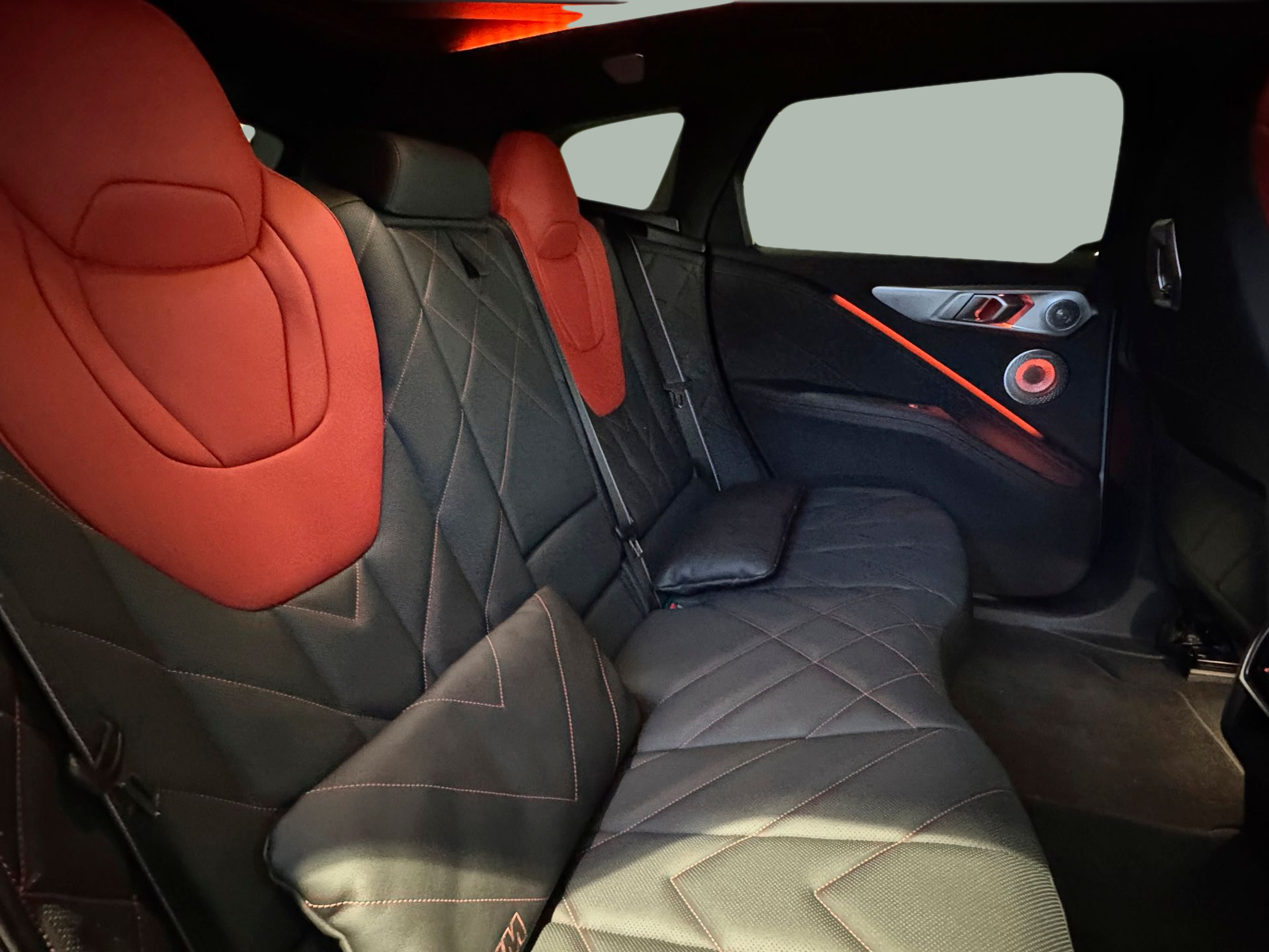 BMW XM 4.4 PHEV color Gris. Año 2024. 550KW(748CV). Elétrico / Gasolina Híbrido. En concesionario BMcar Porto de Porto