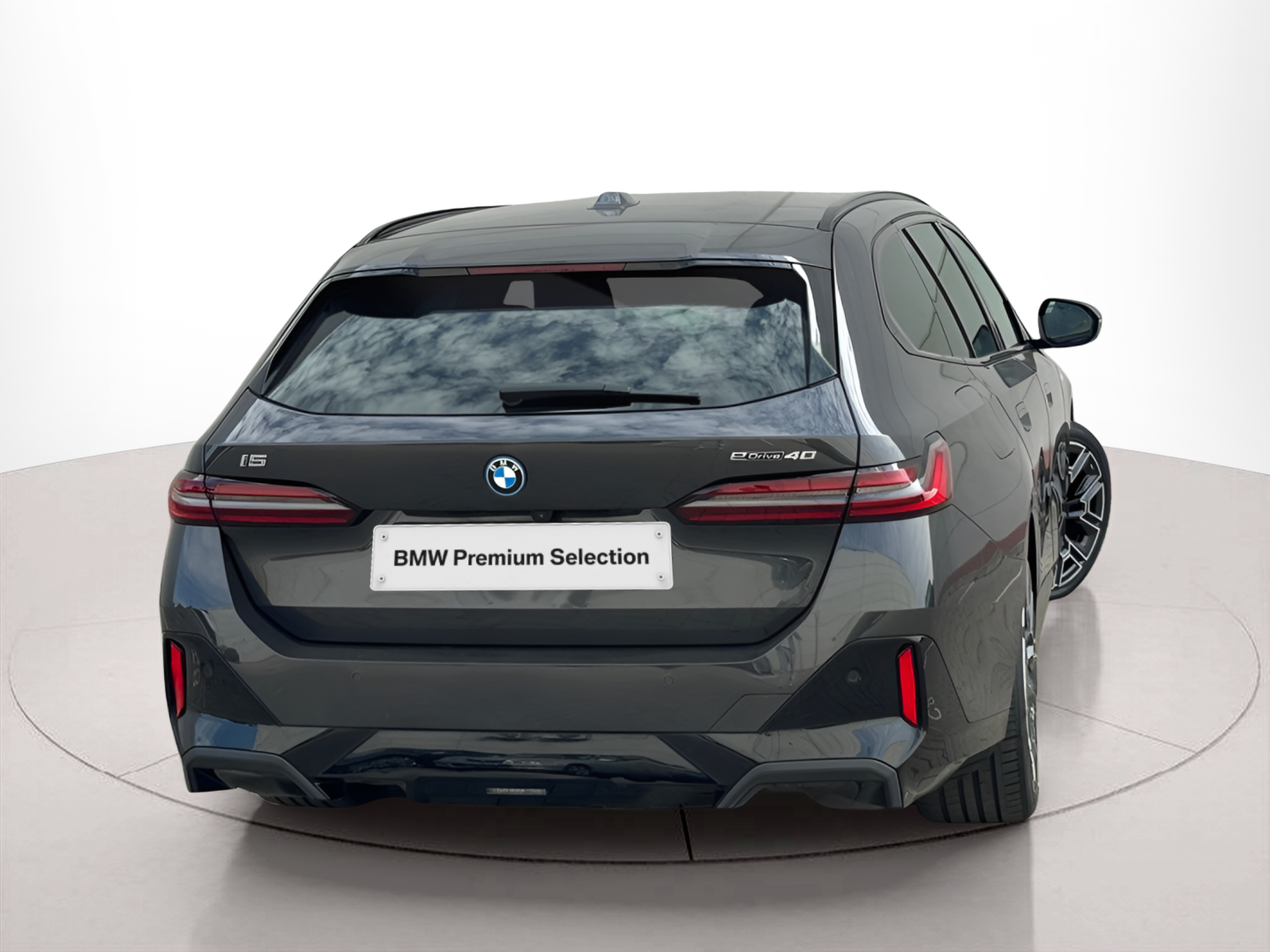BMW i5 eDrive40 color Gris. Año 2024. 250KW(340CV). Elétrico. En concesionario BMcar Famalicão de Vila Nova de Famalicão