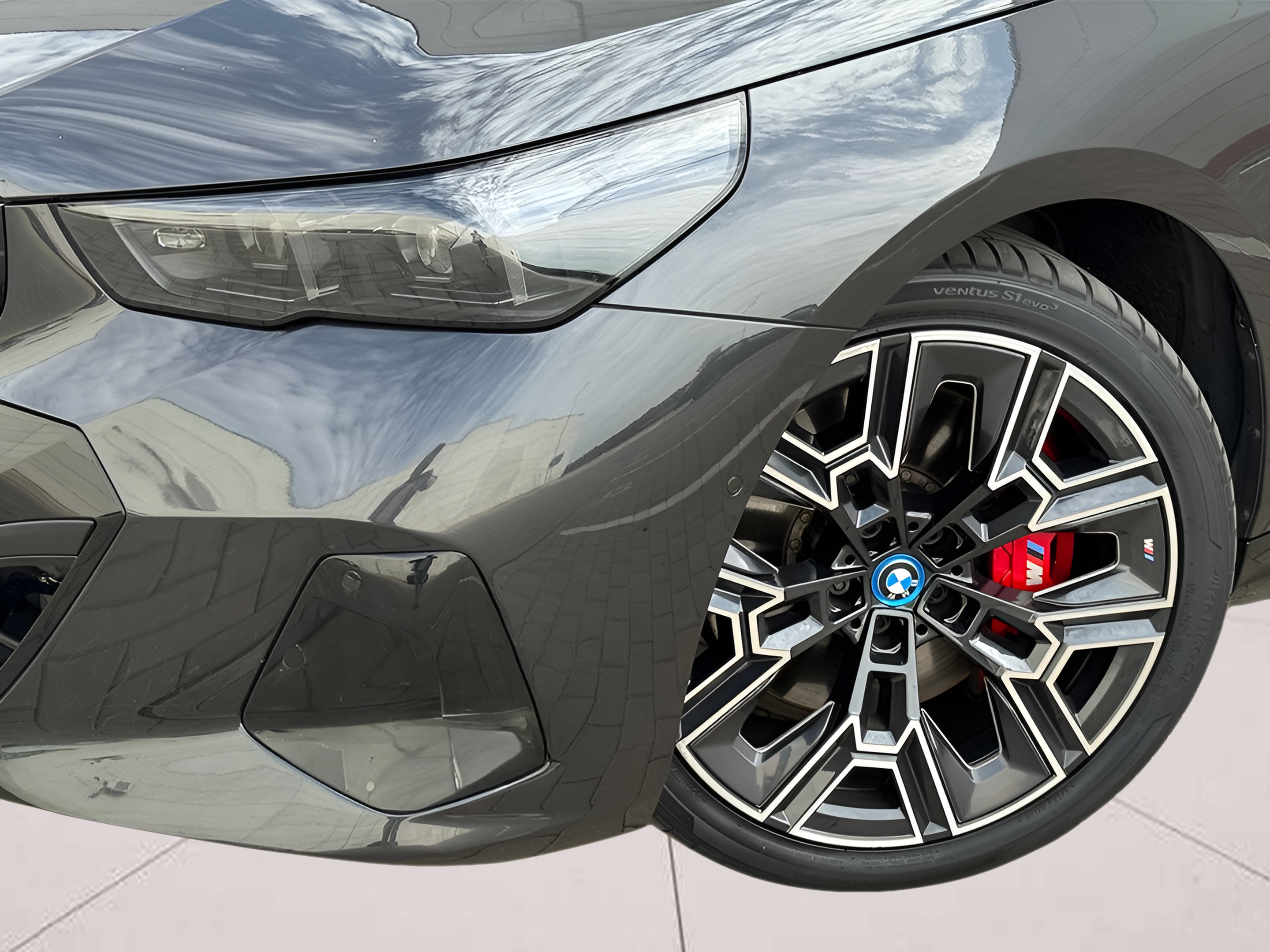 BMW i5 eDrive40 color Gris. Año 2024. 250KW(340CV). Elétrico. En concesionario BMcar Famalicão de Vila Nova de Famalicão