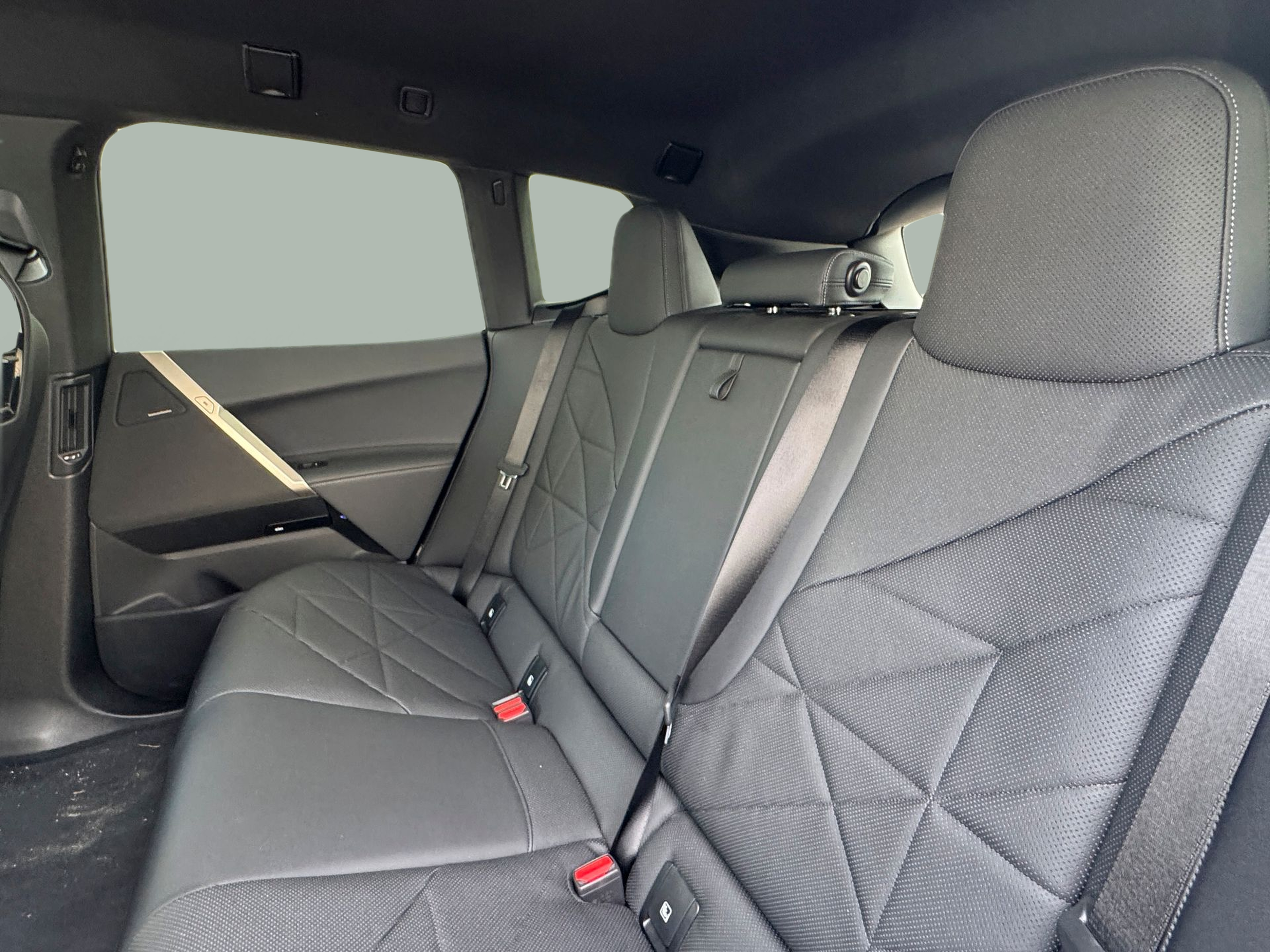 BMW iX xDrive50 color Negro. Año 2023. 385KW(523CV). Elétrico. En concesionario BMcar Viana do Castelo de Viana do Castelo